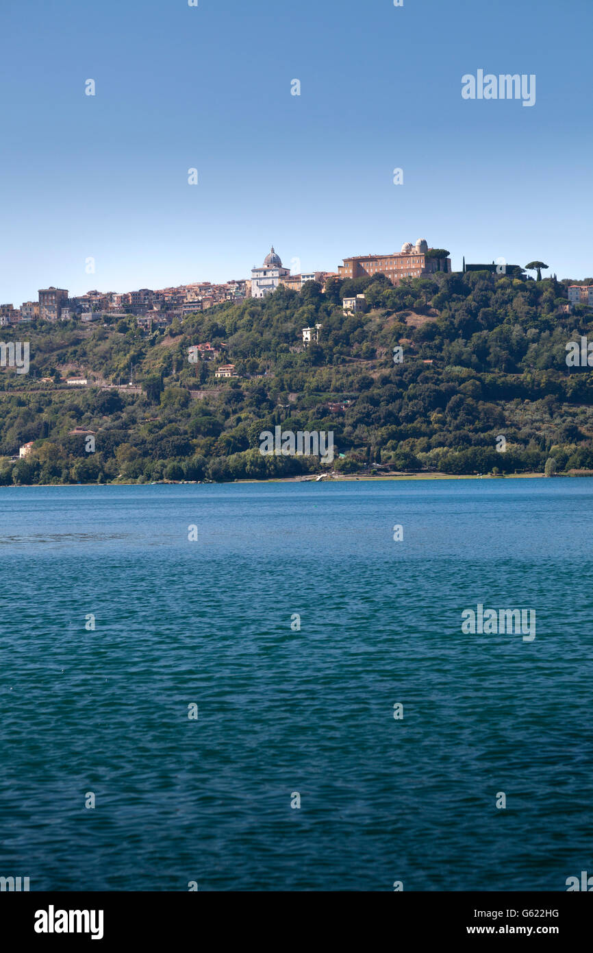 Il Lago Albano di Castel Gandolfo e la residenza estiva del Papa, Lazio, l'Italia, Europa Foto Stock