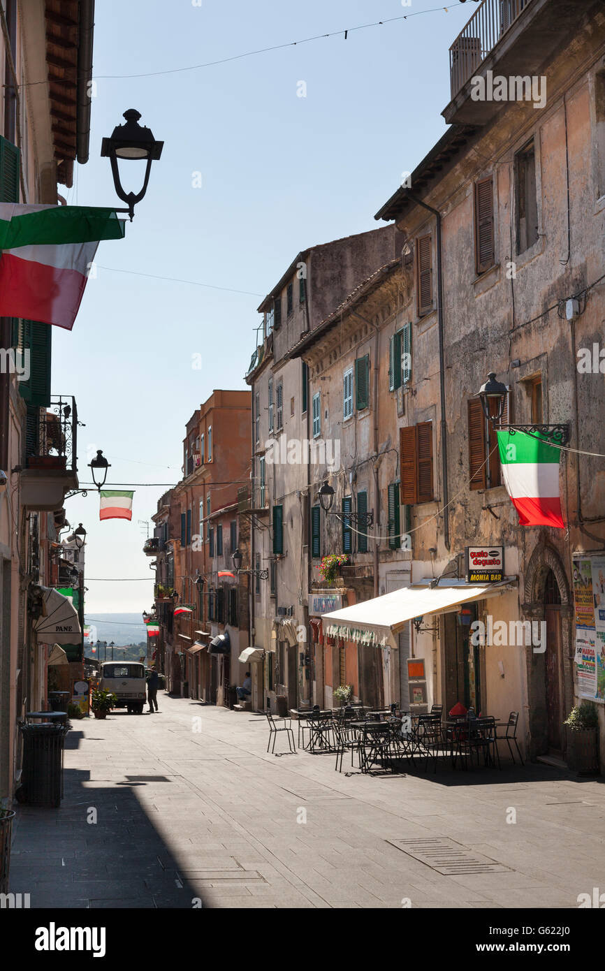 Corso Garibaldi con vuoto street restaurant e bandiere italiane, Ariccia, Lazio, l'Italia, Europa Foto Stock
