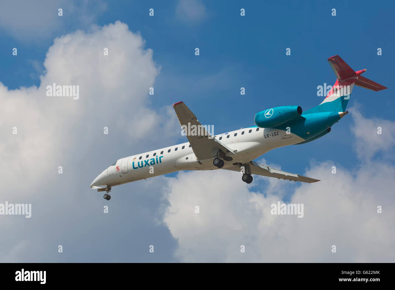 Aeroplano, cielo nuvoloso, jet regionale, Luxair Embraer ERJ-145 Foto Stock