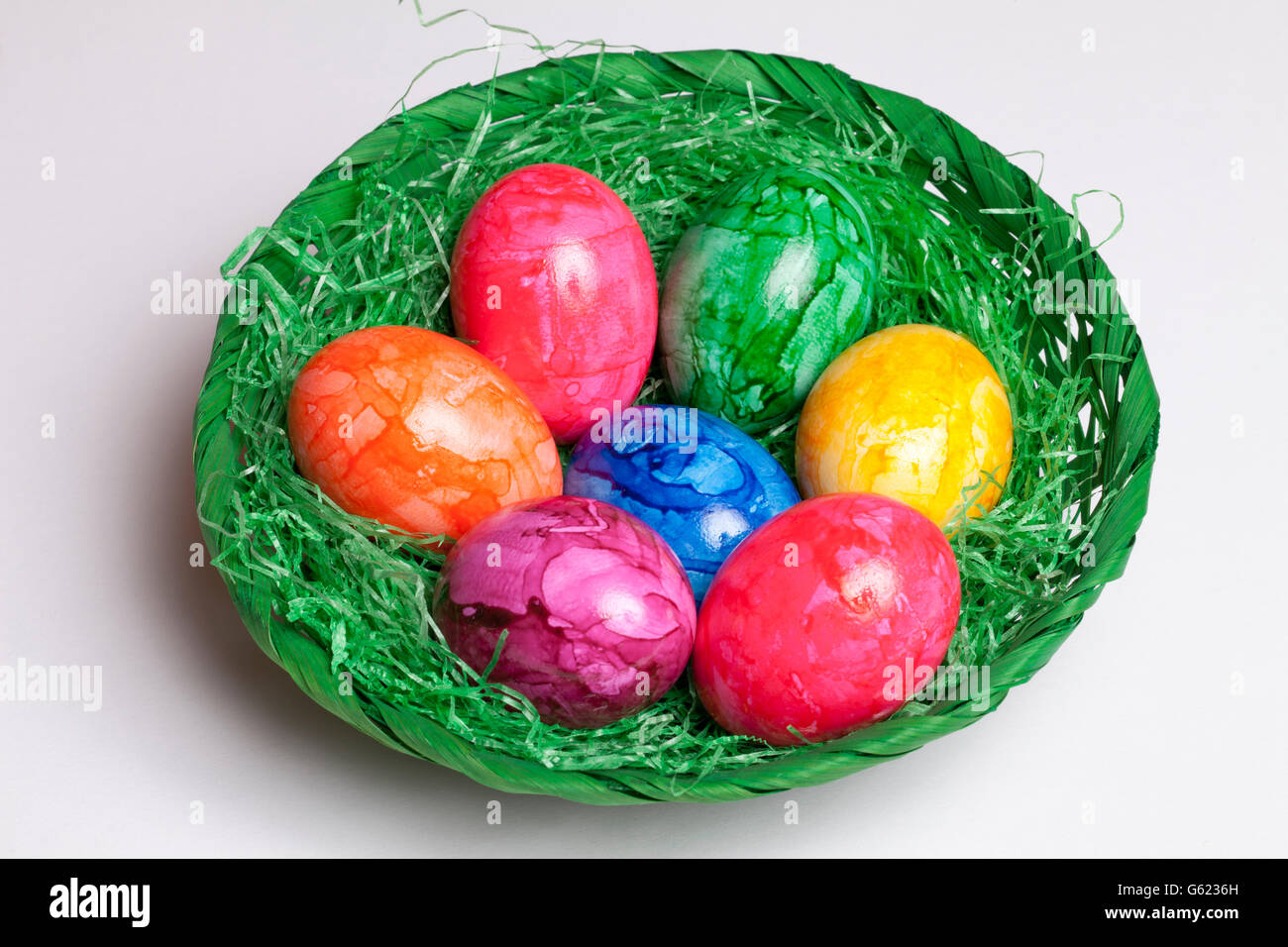 Colorate le uova di Pasqua in un nido Foto Stock