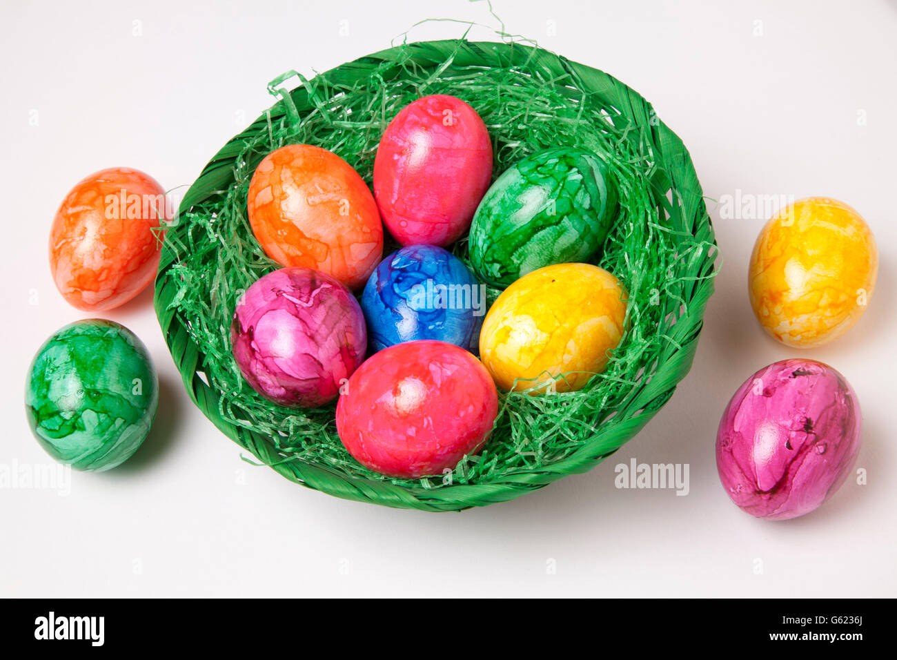 Colorate le uova di Pasqua in un nido Foto Stock