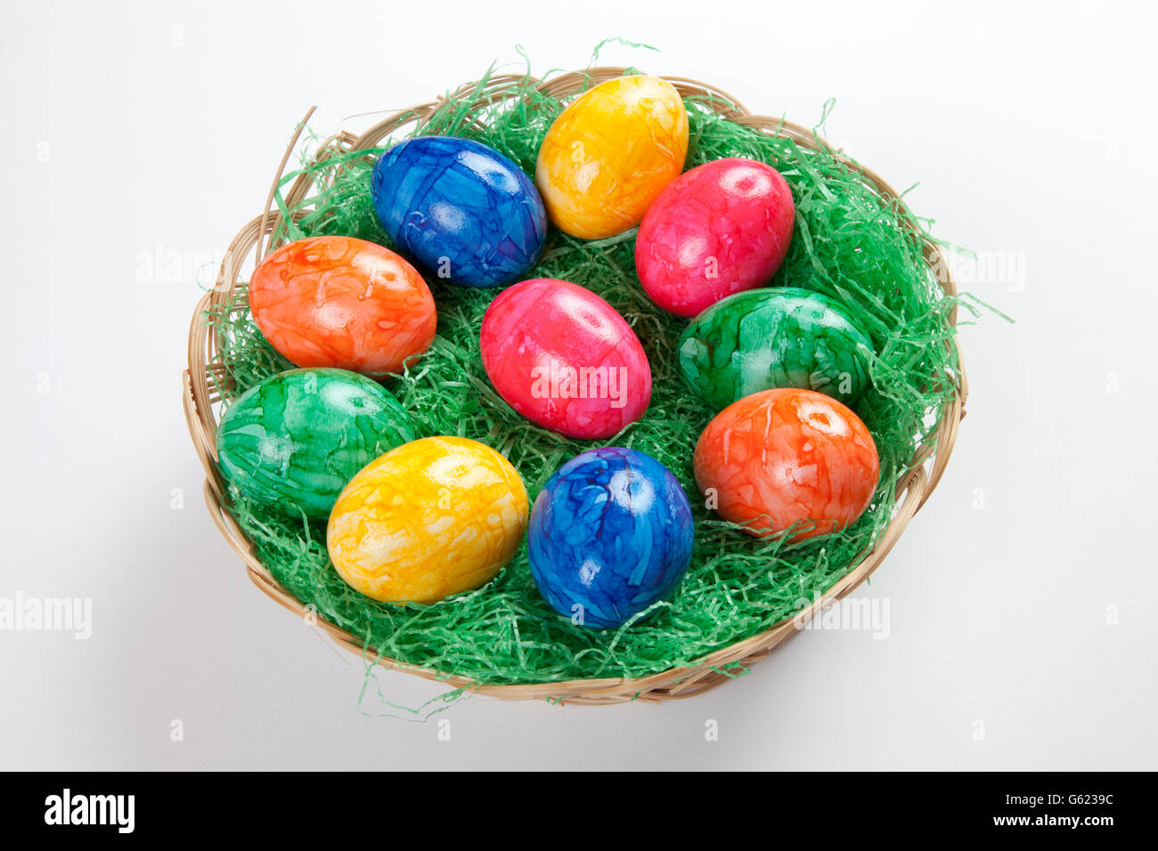Nido con colorate uova di Pasqua Foto Stock