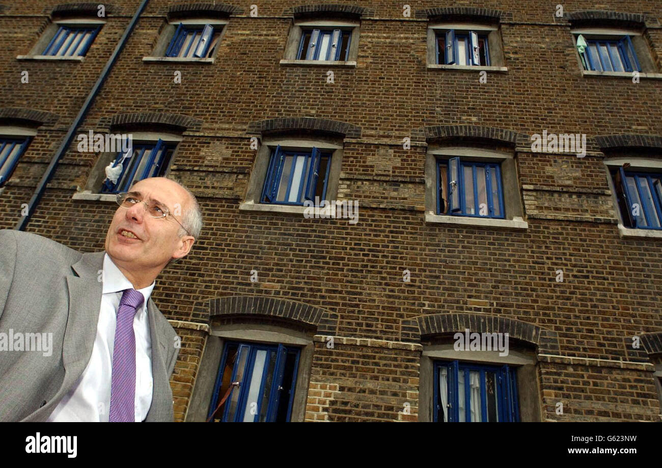 Il governatore della prigione Keith Munns si trova di fronte alla prigione di Wormwood scrubbs nella parte occidentale di Londra, che è ancora piena di gravi problemi quattro anni dopo che una cultura di brutalità del personale è stata esposta, ha detto l'Ispettore capo delle prigioni in un nuovo rapporto. * anche se la prigione di 1,000-inmate è ora liberata da ufficiali canaglia che violentemente aggrediti i detenuti, l'istituzione è ancora 'stigmatizzato e che lotta per andare avanti' ha detto Anne owers. Foto Stock