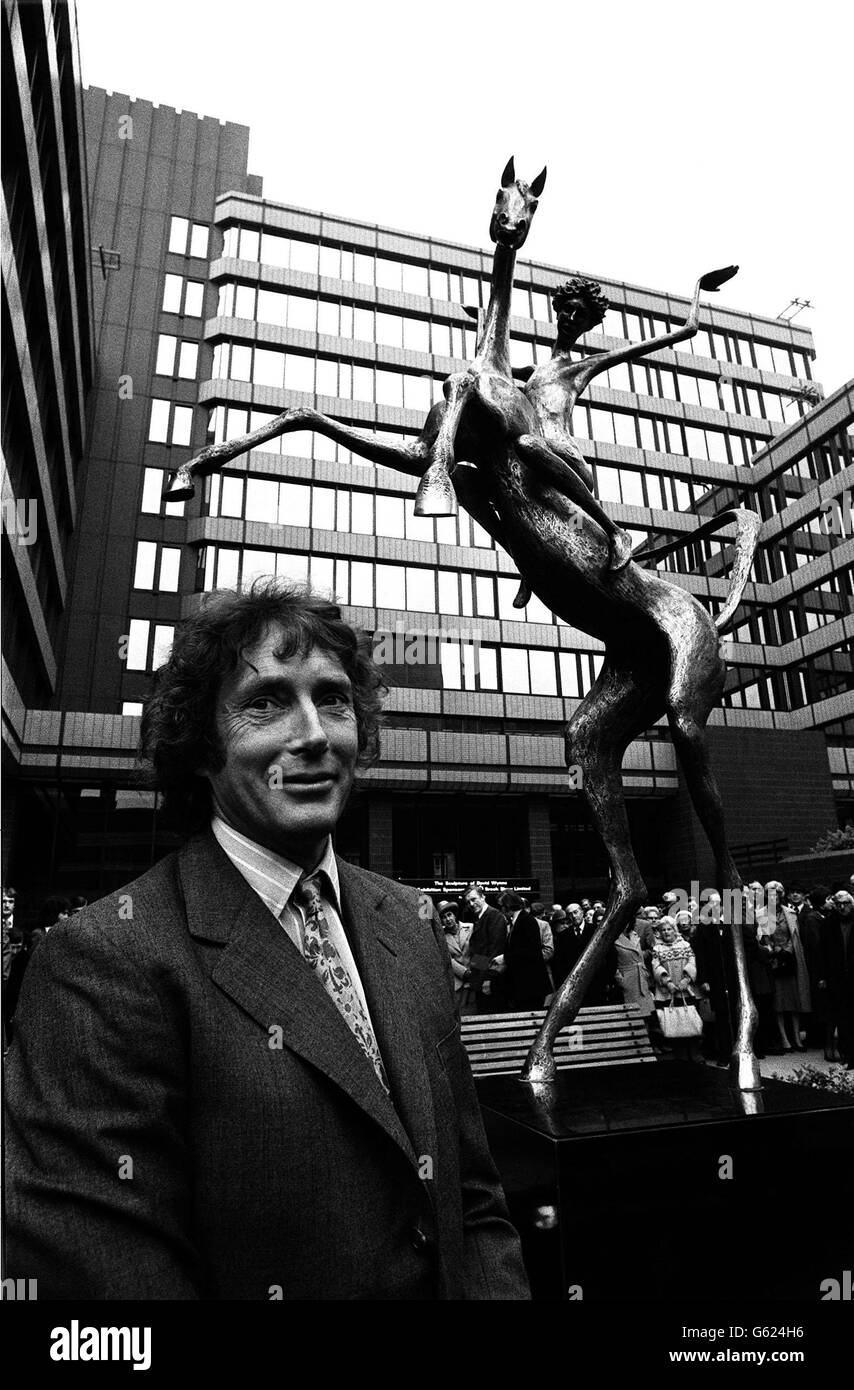 Lo scultore David Wynne si trova di fronte alla sua scultura Cavallo e Rider dopo che è stato svelato al quartiere della Fontana di Sheffield. Foto Stock
