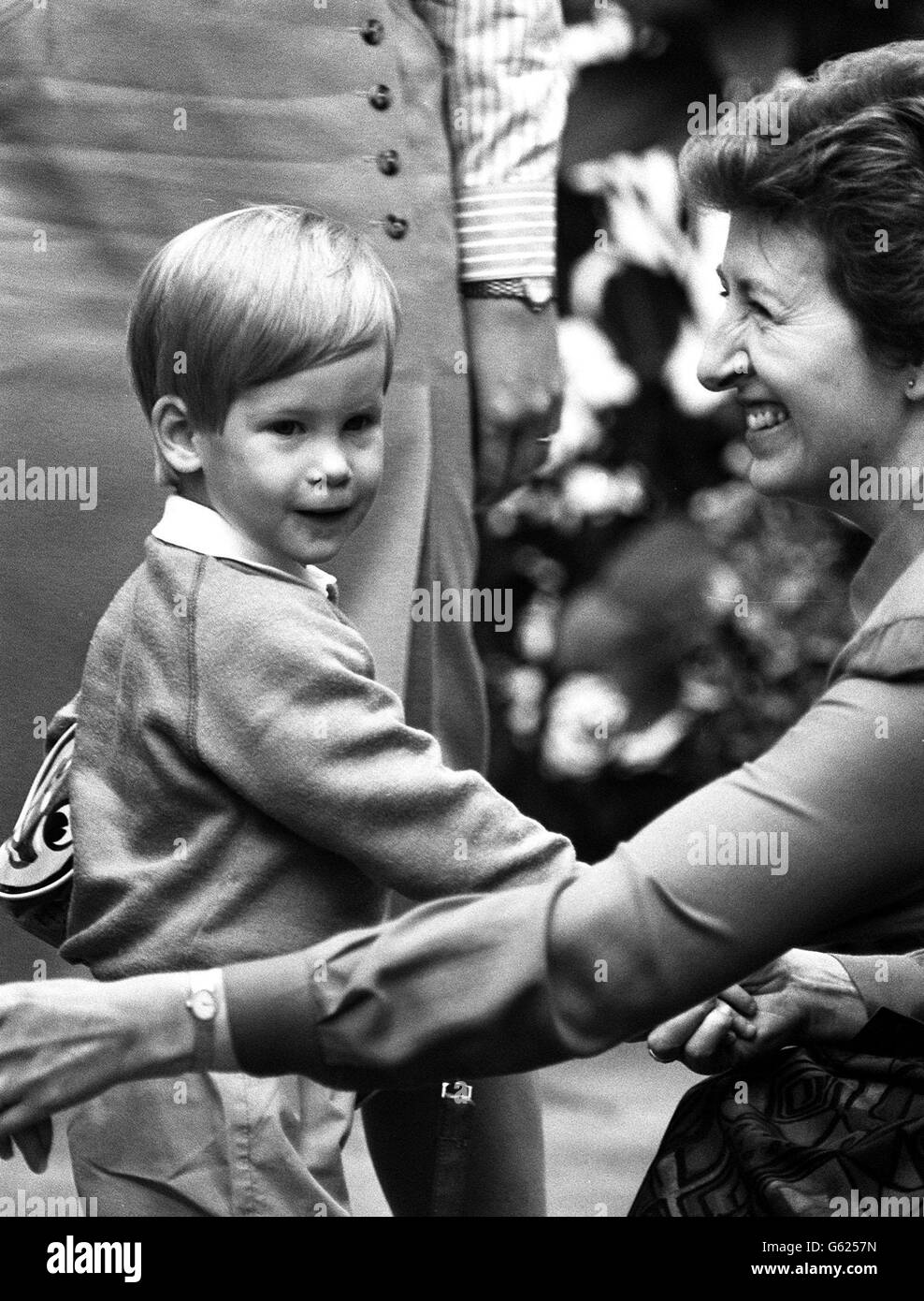 Il principe Harry e la signora Jane Mynors di 3 anni fuori dal suo vivaio a Notting Hill. Foto Stock