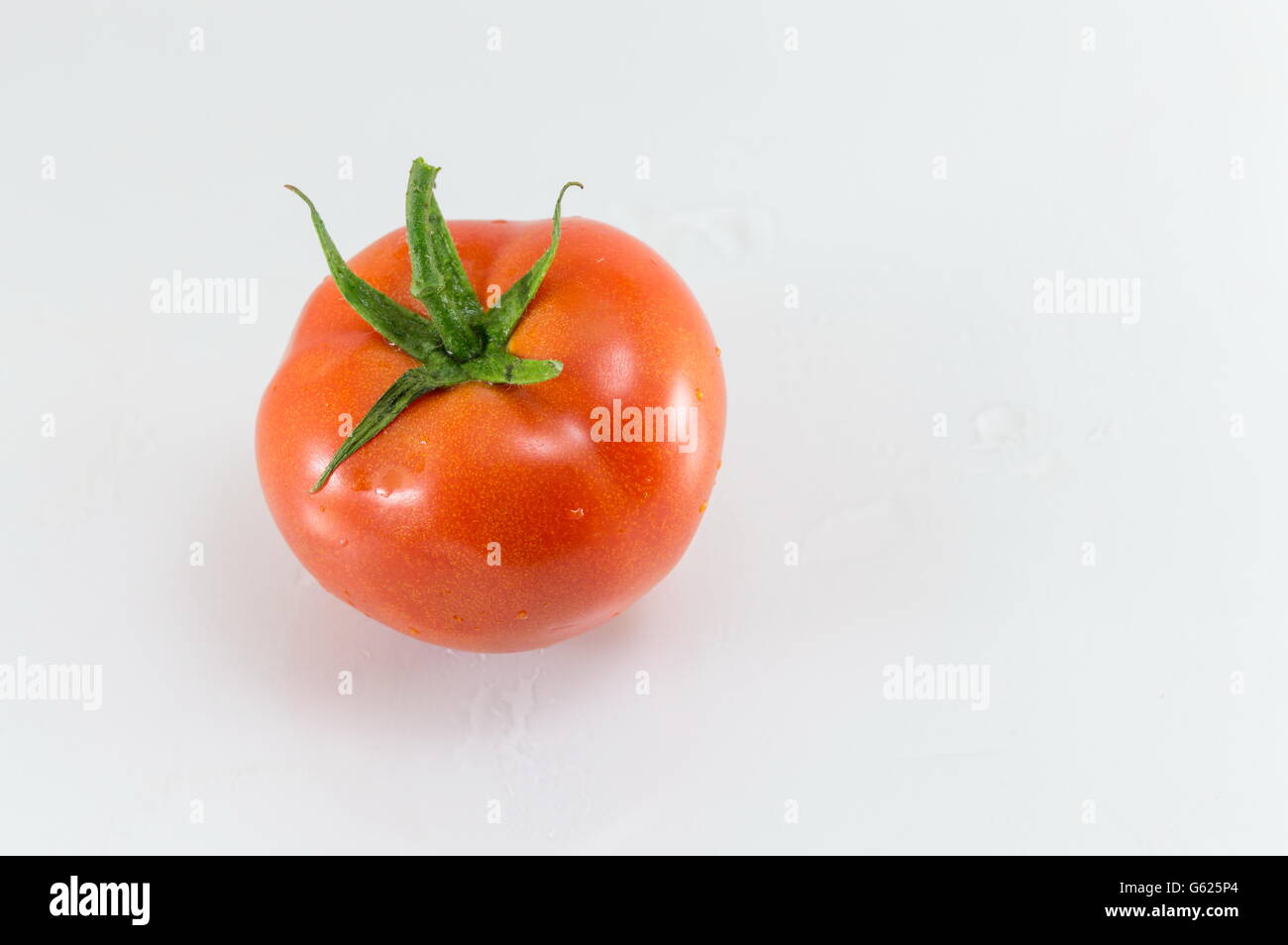 Fresco di pomodoro crudo su un bianco tavolo in legno Foto Stock