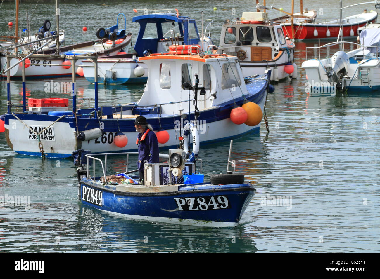 Barche da pesca in porto Porthleven, Cornwall, Regno Unito Foto Stock