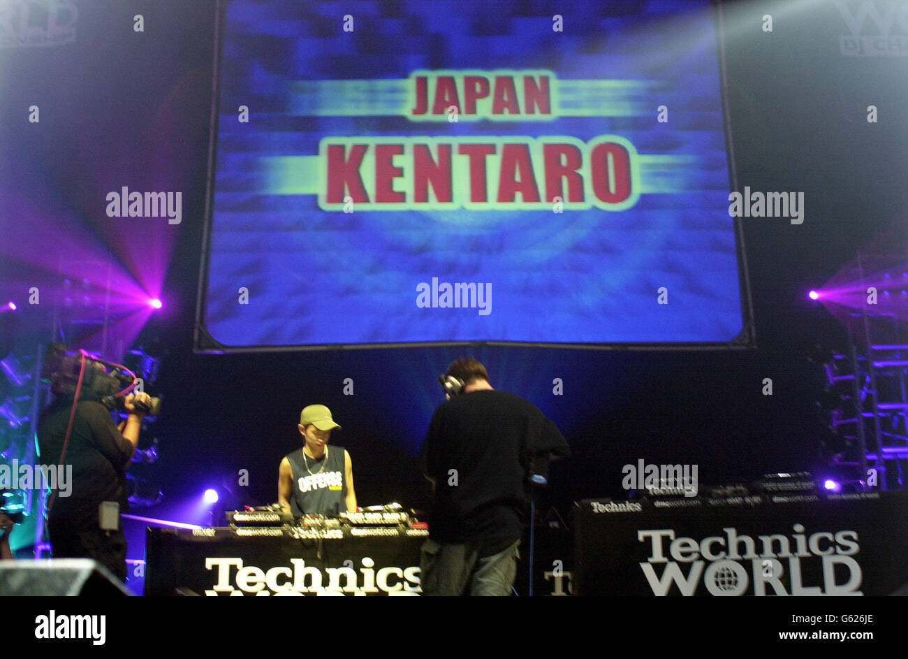 DJ Kentaro del Giappone si batte alla finale del campione mondiale DJ DMC Technics 2002 alla Brixton Academy. Foto Stock