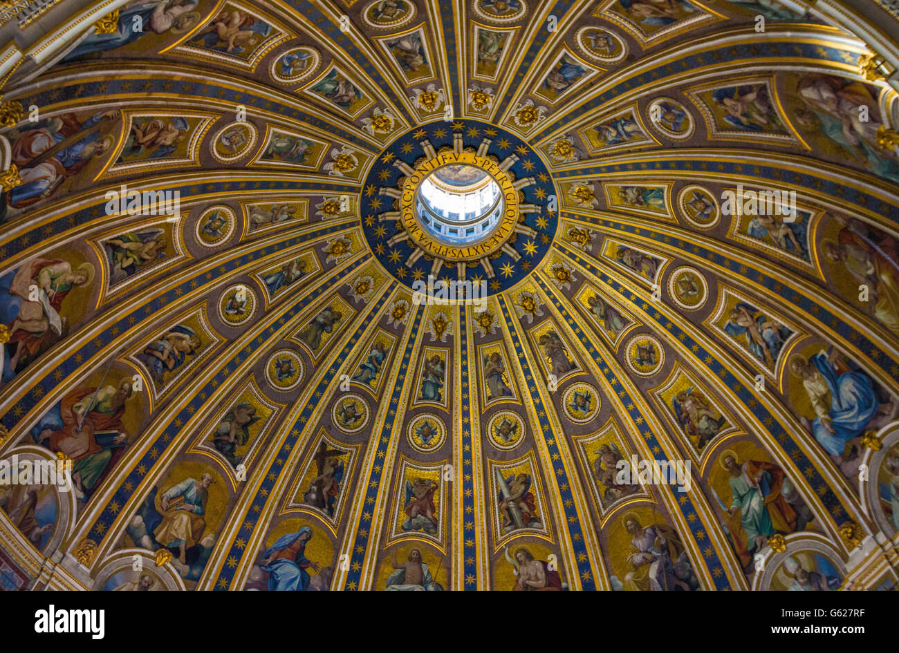 La cupola all'interno della chiesa di San Pietro in Vaticano Foto Stock