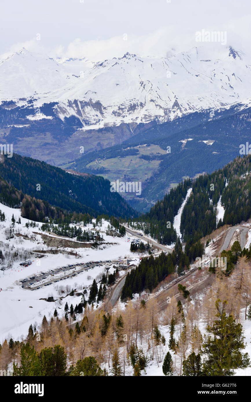 Strada di Montagna con la neve e automobili parcheggiate, Francia Foto Stock