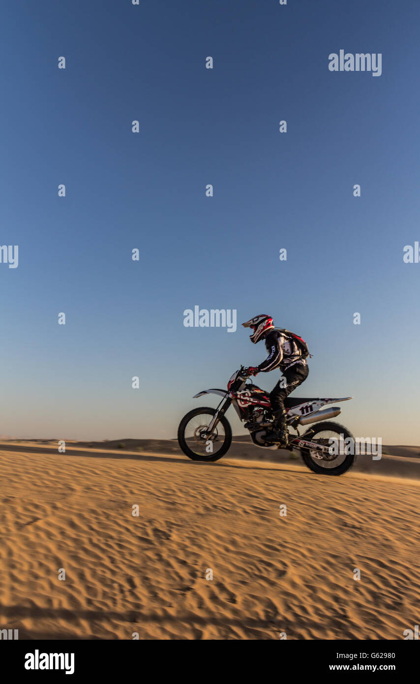 Il pilota di Motocross nel deserto di Dubai Foto Stock