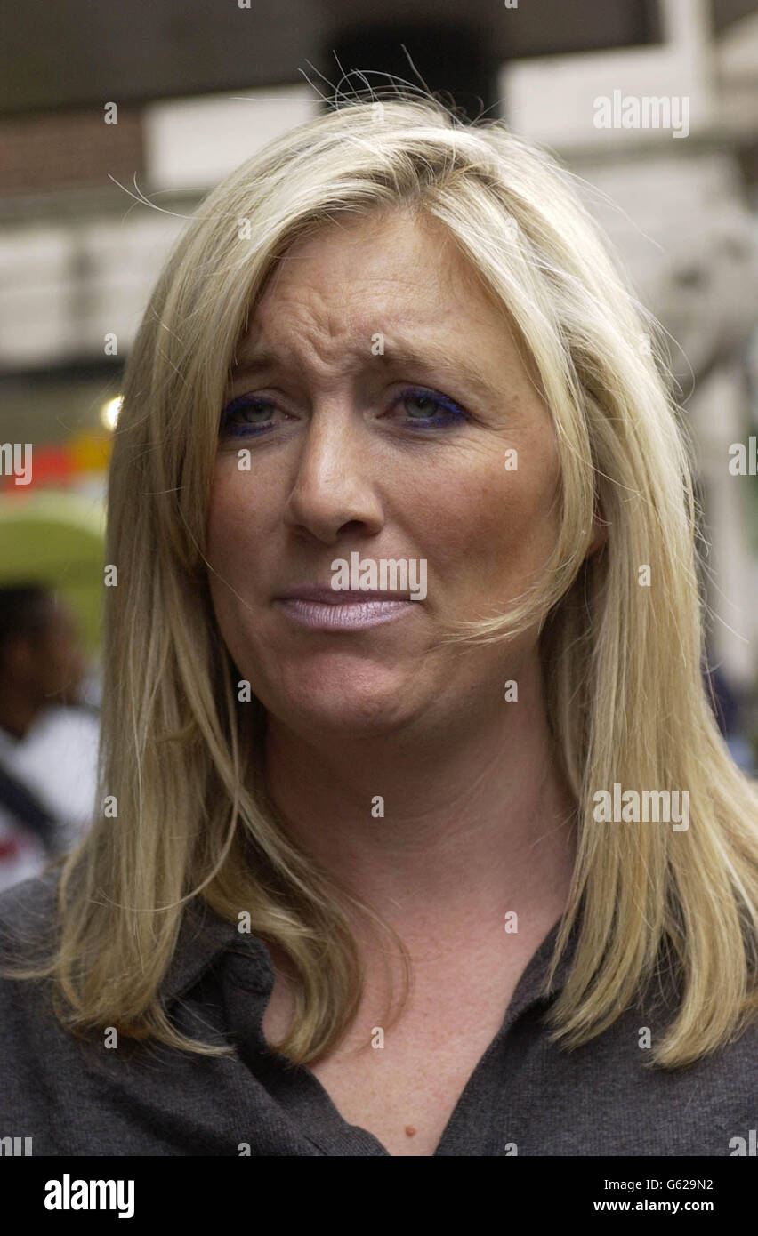 Fiona Stubbs, figlia dell'ex presidente del QCA, Sir William Stubbs, fa una dichiarazione alla stampa al di fuori della sede dell'autorità per le qualifiche e il curriculum; * ... dopo che suo padre è stato saccheggiato dalla sua posizione dal segretario di Educazione Estelle Morris a seguito di un'indagine indipendente su presunto grado di fissazione. Stubbs ha insistito che suo padre è stato completamente esonerato dalla pubblicazione del rapporto di Tomlinson. Foto Stock