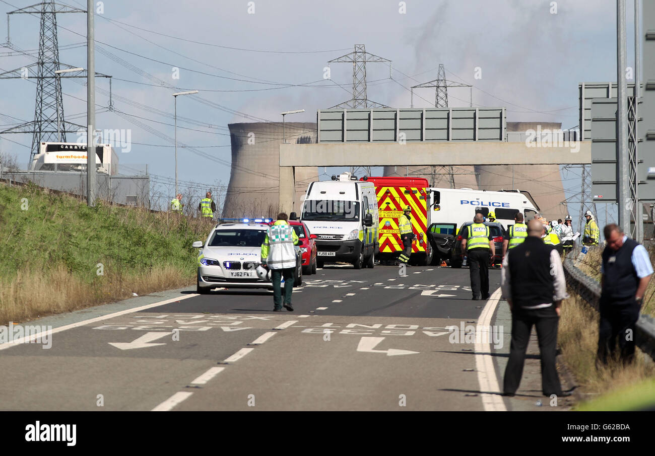 La scena di un incidente stradale sulla carrozza verso ovest della M62 vicino a Pontefract nello Yorkshire occidentale tra un camion e un mini bus che trasporta circa 20 donne. Foto Stock