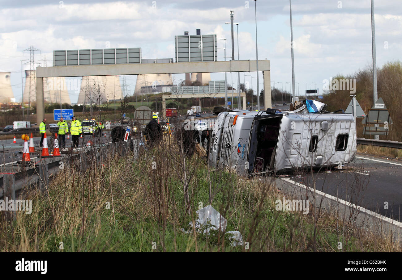 La scena di un incidente stradale sulla carrozza verso ovest della M62 vicino Pontefract nello Yorkshire occidentale tra un camion e un minibus che trasporta circa 20 donne. Foto Stock