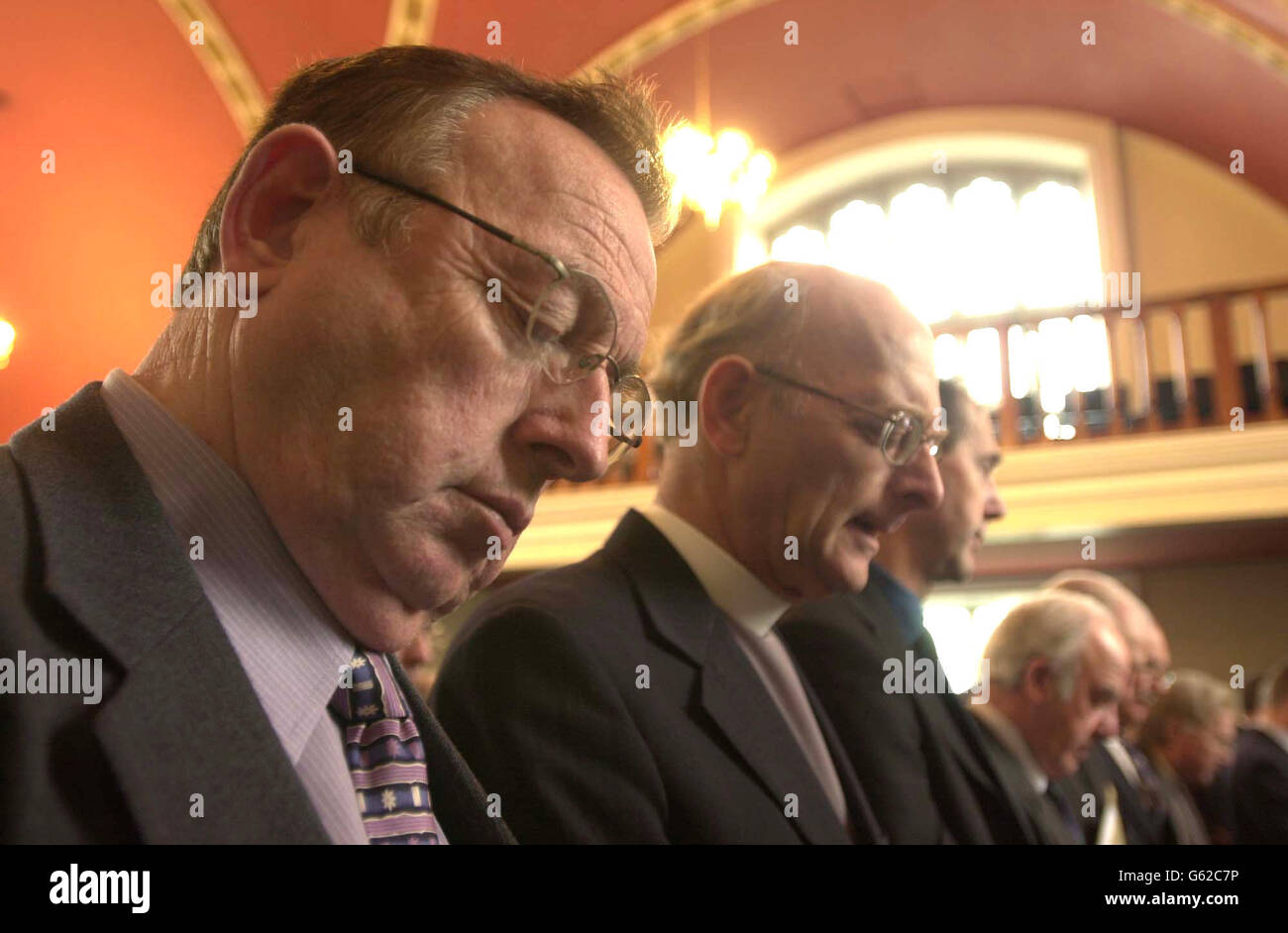 I membri del clero dicono la preghiera dei Signori, guidata dall'arcivescovo di Armagh, il dottor Robin Eames, durante il suo discorso al Sinodo diocesano di Armagh, nella sala della Chiesa, Armagh. *...l'arcivescovo ha parlato del recente annoucement del Segretario dell'Irlanda del Nord del Dr. John Reid sulla sospensione dell'assemblea dell'Irlanda del Nord. Foto Stock