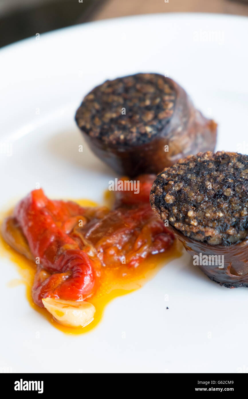 Morcilla a fette - sanguinaccio spagnolo o salsiccia di sangue, un cibo tradizionale fin dal Medioevo Foto Stock