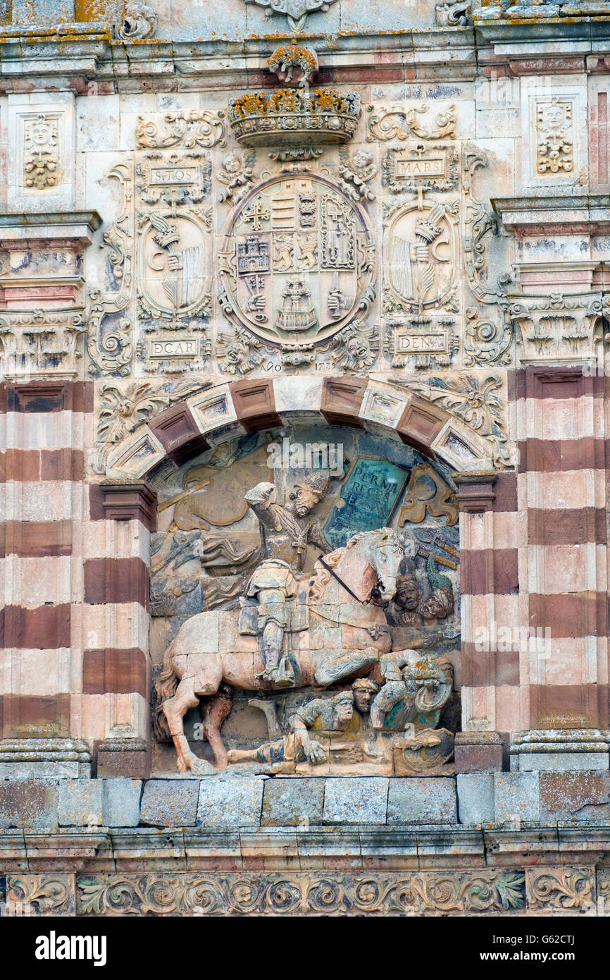 Il carving raffigurante El Cid sulla facciata dell'Abbazia di San Pedro de Gardina, Burgos. dove la famiglia di El Cid sono tumulate Foto Stock