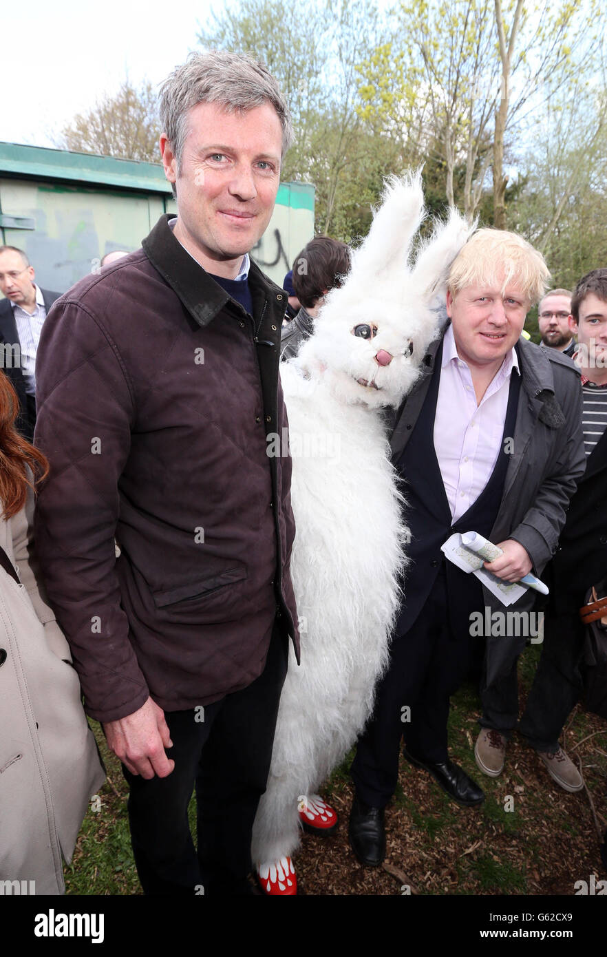 Zac Goldsmith (a sinistra) e il sindaco di Londra Boris Johnson posano con un manifestante vestito come coniglio ad un raduno a Barnes, Londra, contro l'espansione dell'aeroporto di Heathrow. Foto Stock