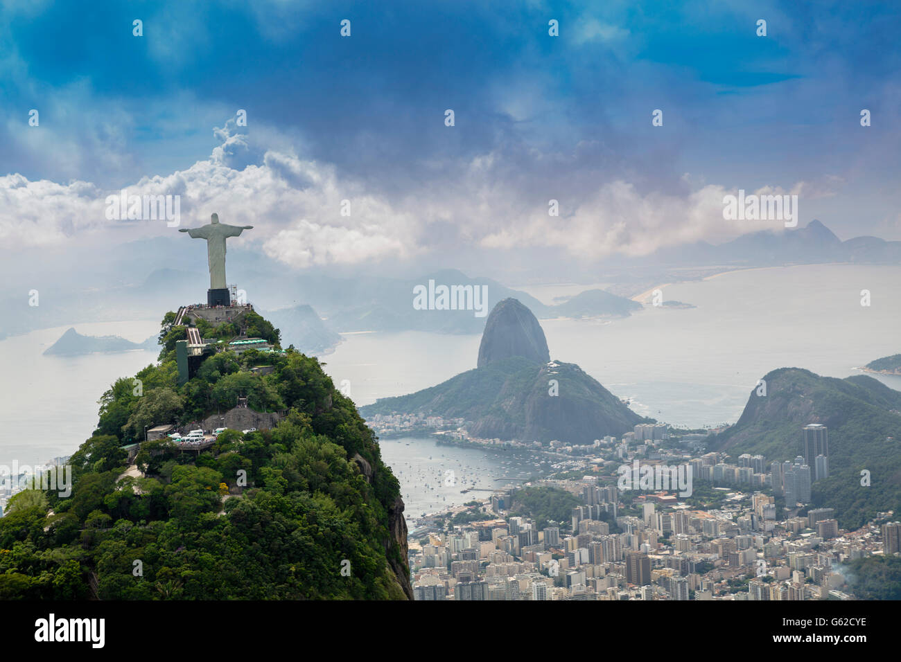 Patrimonio Mondiale dell'UNESCO paesaggio di Rio de Janeiro, con Cristo il Redentore (Cristo Redentor) statua e Corcovado Foto Stock