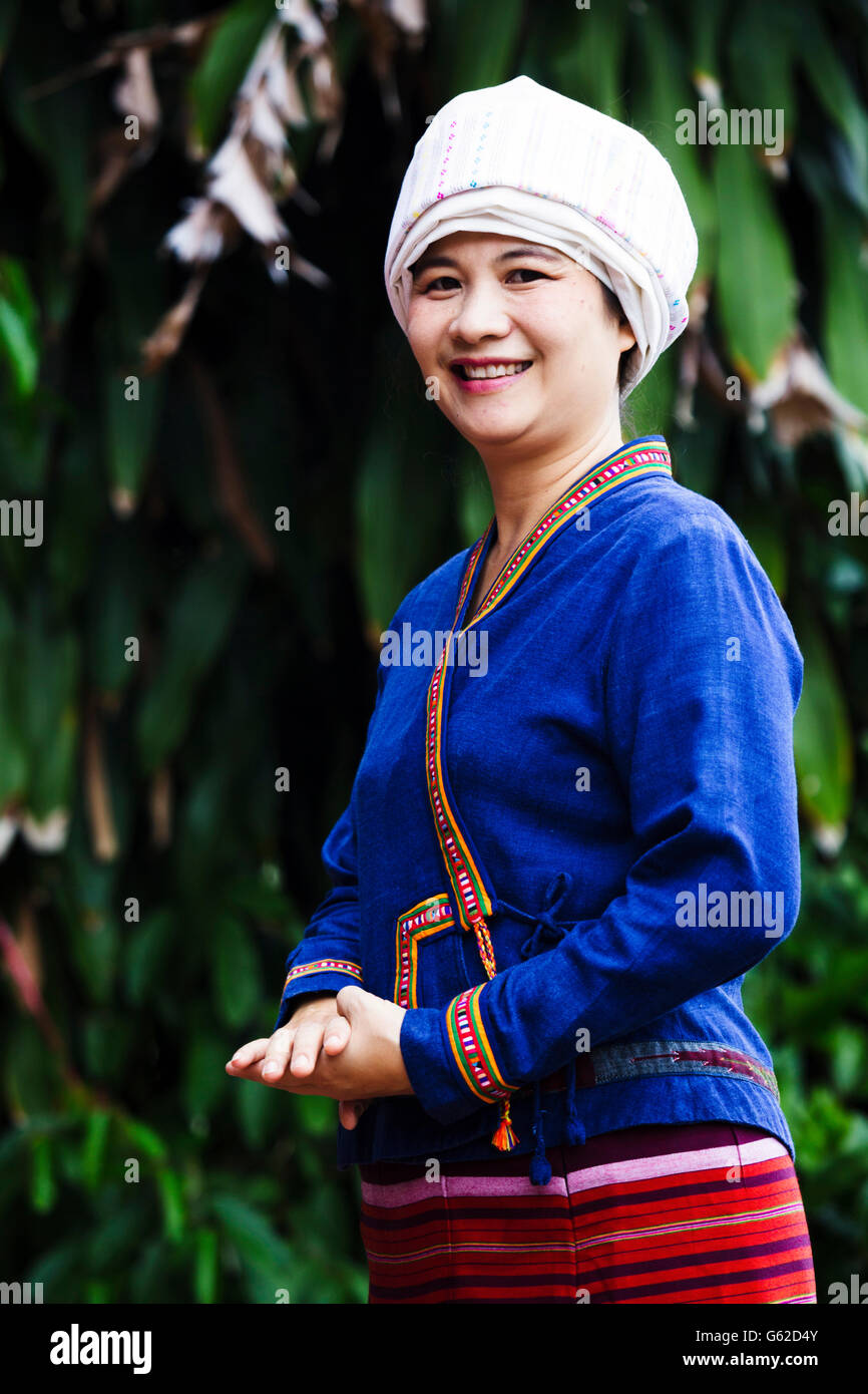 Thailandia, Tailandia del Nord, regione di Chiang mai. A Tai Lue (aka Thai Lue / Tai le / Tai Lü / dai) donna indigena in abito tradizionale sorridente alla macchina fotografica Foto Stock