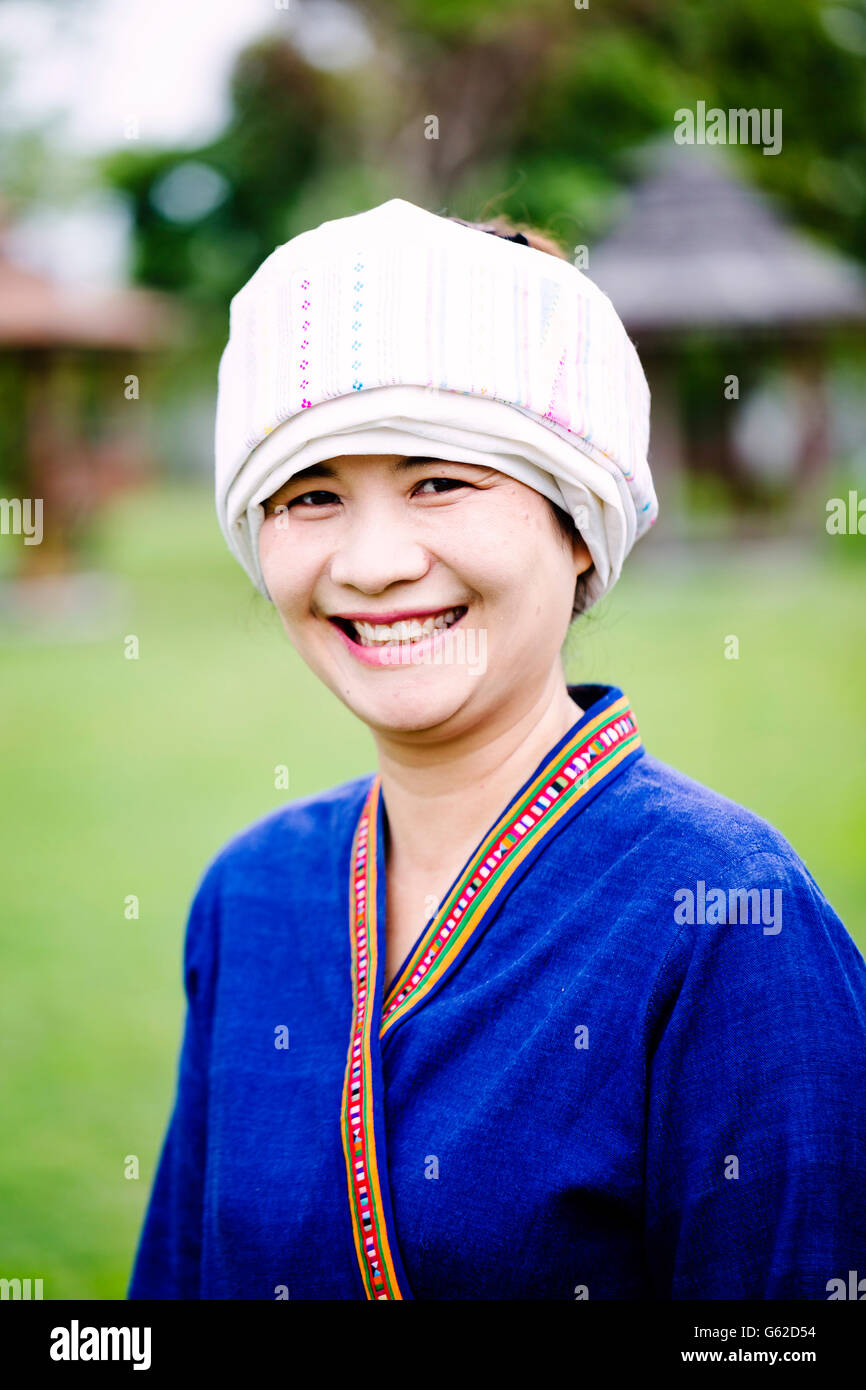 Thailandia, Tailandia del Nord, regione di Chiang mai. A Tai Lue (aka Thai Lue / Tai le / Tai Lü / dai) donna indigena in abito tradizionale sorridente alla macchina fotografica Foto Stock