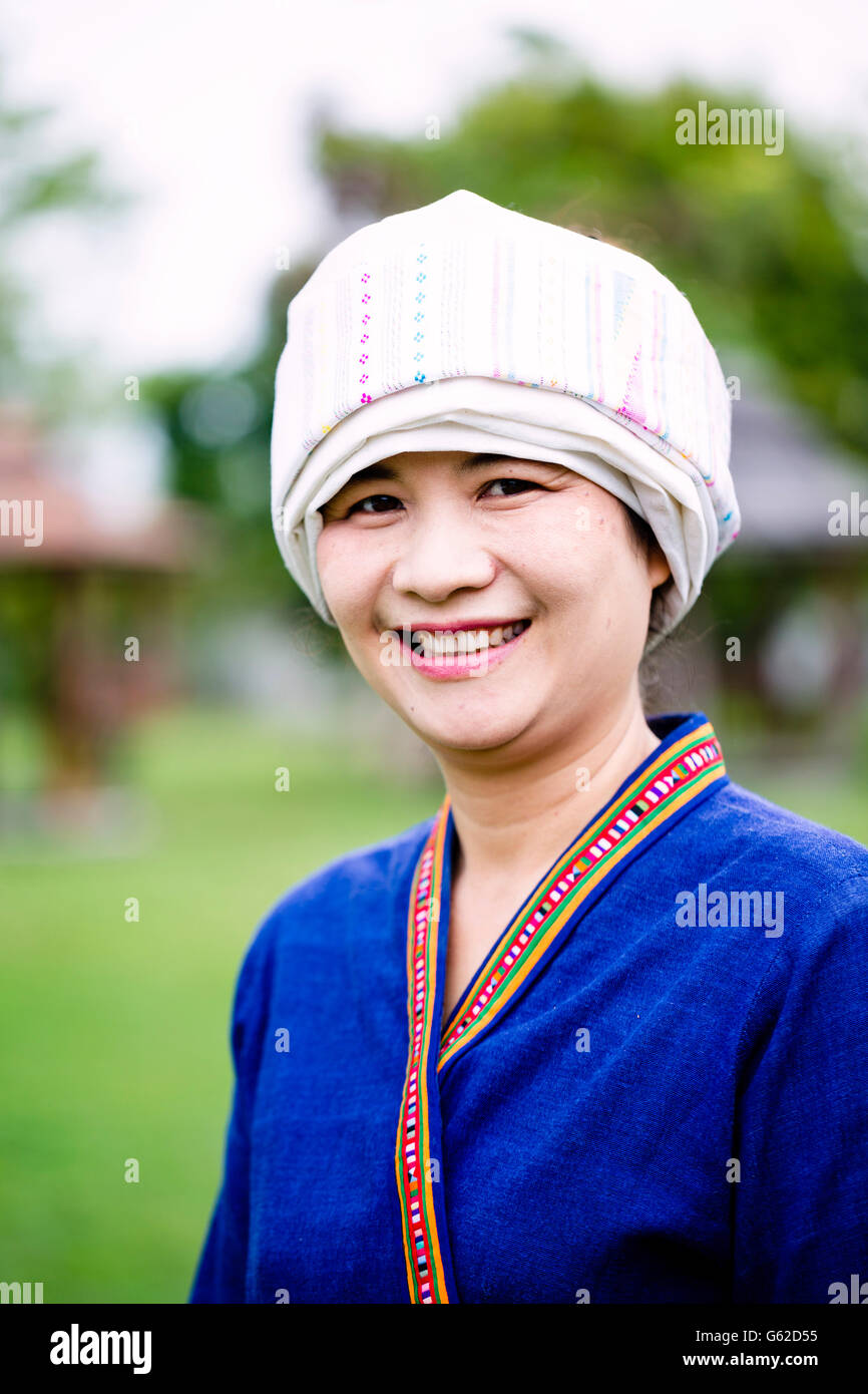 Thailandia, Tailandia del Nord, regione di Chiang mai. A Tai Lue (aka Thai Lue / Tai le / Tai Lü / dai) donna indigena in abito tradizionale sorridente alla macchina fotografica Foto Stock