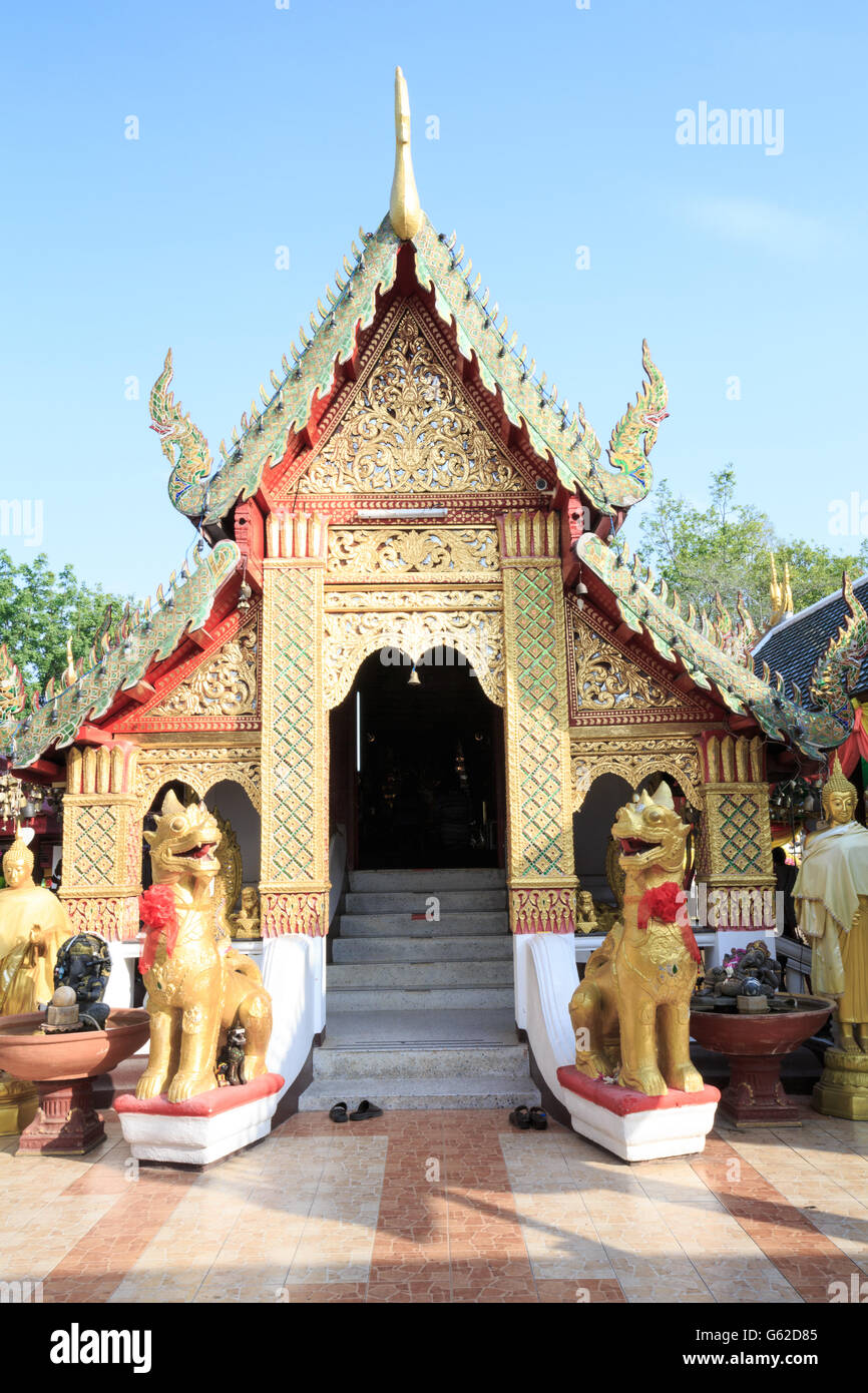 Bot principale (sala di preghiera del tempio) a Wat Phra That Doi Kham (Tempio della montagna dorata), un tempio buddista a Chiang mai, Thailandia Foto Stock