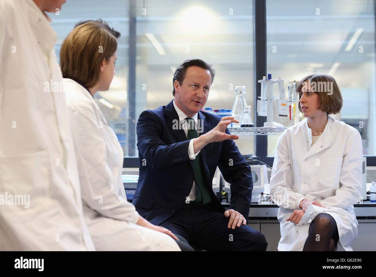 Il primo ministro David Cameron (C) parla con gli scienziati prima di aprire il 'li Ka Shing Center for Health Information and Discovery' all'Università di Oxford. Foto Stock
