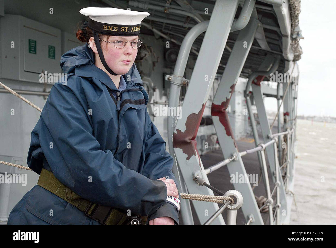 Il membro dell'equipaggio Kim Davidson, 18 anni, ha intervistato il dannato a bordo della fregata tipo 23 HMS St Albans dopo che è stato colpito da un traghetto che è stato soffiato fuori rotta, secondo un portavoce della Royal Navy. * alle 5.30 il traghetto P&o Pride di Portsmouth stava per attraccare presso la sua banchina nel porto di Portsmouth quando è stato soffiato da forti venti sul lato della fregata HMS St Albans, secondo un portavoce di P&o Ferries. Il portavoce di P&o ha detto che nessuno dei 850 passeggeri e 130 membri dell'equipaggio a bordo del Pride di Portsmouth quando è collassato sono stati feriti. Foto Stock