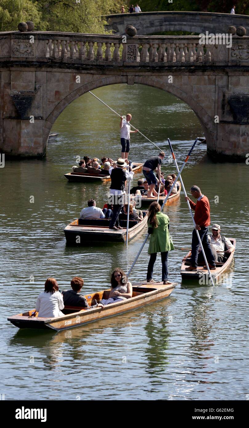 I pugni godono del sole primaverile mentre fanno il loro senso lungo la camma del fiume a Cambridge. Foto Stock