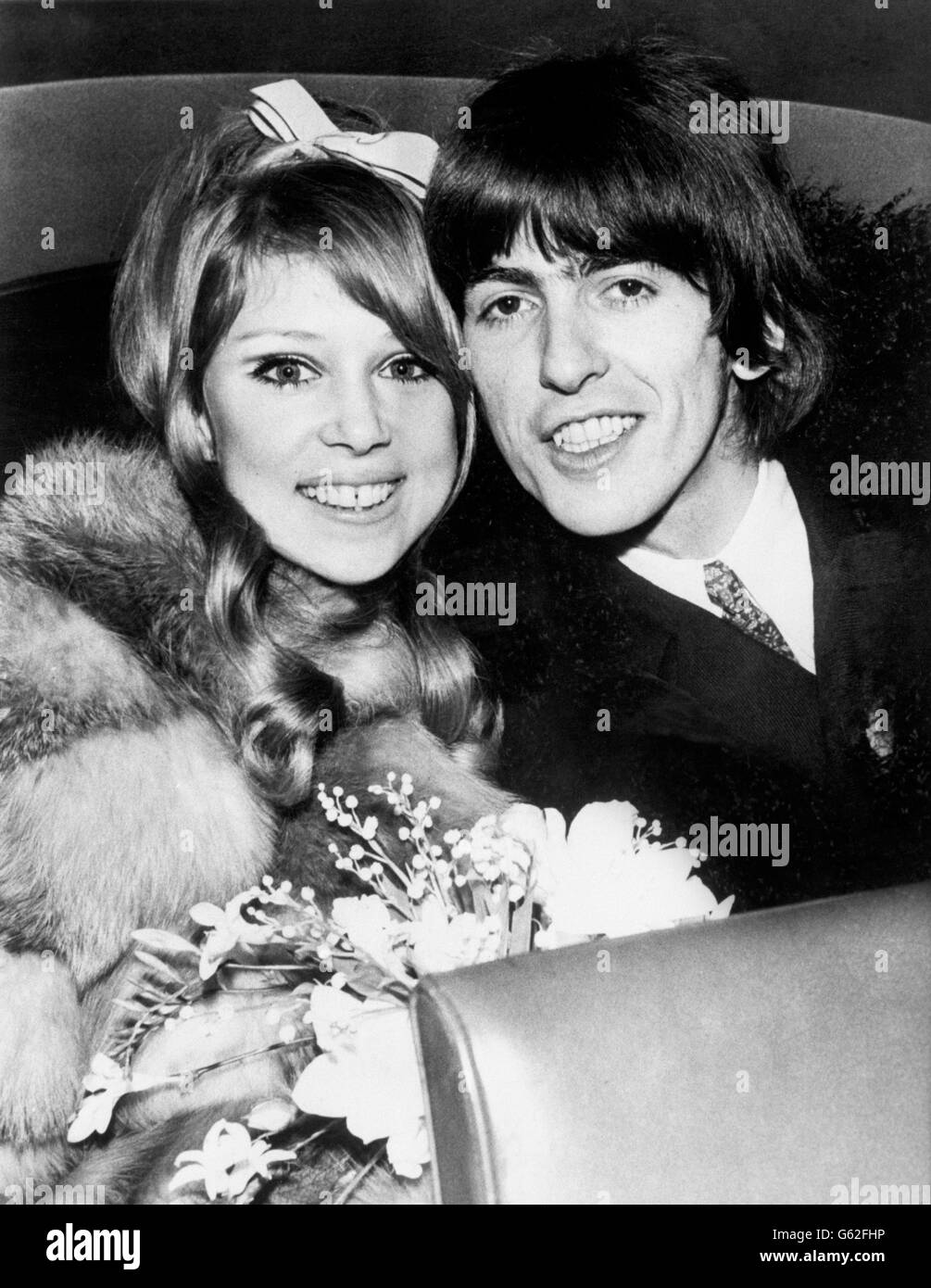 George Harrison di 'The Beatles' e la sua sposa, l'ex Patti Boyd, 21, si allontanano dopo il loro matrimonio all'ufficio di registro Epsom a Surrey. Foto Stock