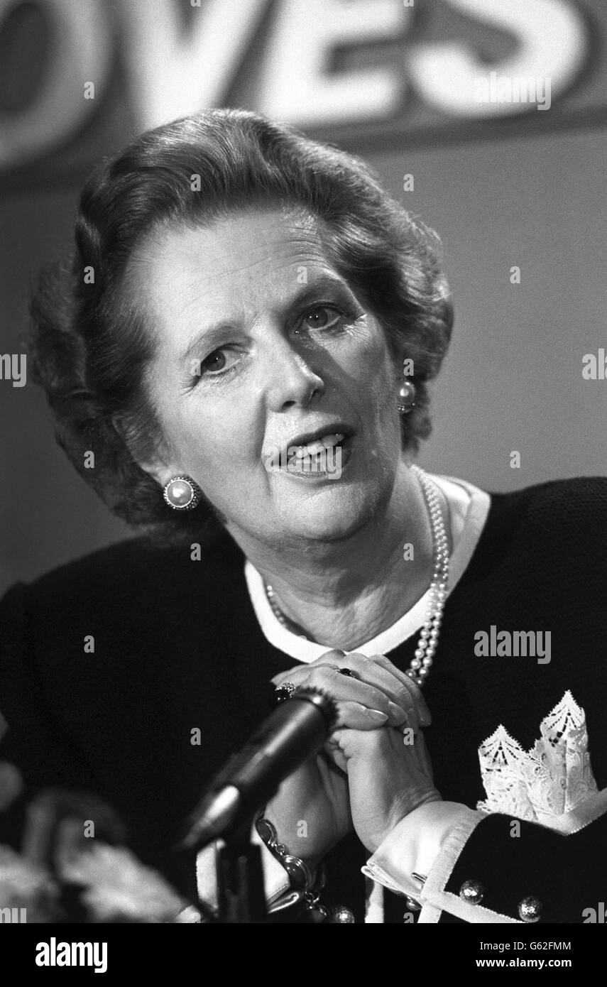 Il primo ministro Margaret Thatcher ha parlato a una conferenza stampa a Glasgow, dove ha messo un volto coraggioso sui sondaggi d'opinione che mostrano un'impennata del sostegno dei conservatori in Scozia. Foto Stock