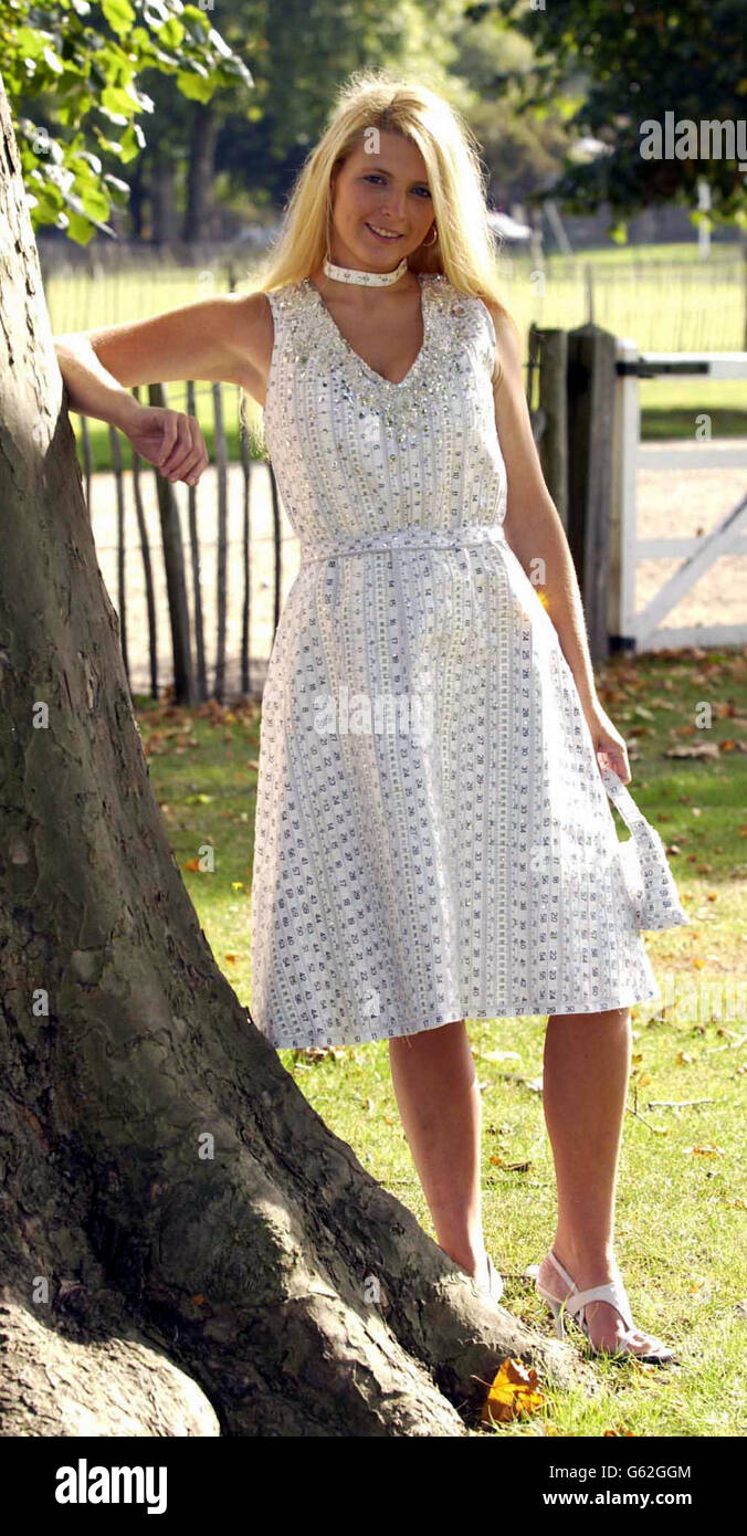 Rachel Jones - modello che si è ridotto a metà delle sue dimensioni - indossa il primo abito termoretraibile al mondo fuori della sede centrale del Duke of York a Londra durante la settimana della moda di Londra. *....disegnato da Andrea Turner, il vestito che si restringe man mano che perdi peso è il secondo nella sua collezione Eat Me, drink Me - il primo è stato il primo abito commestibile del mondo. Foto Stock