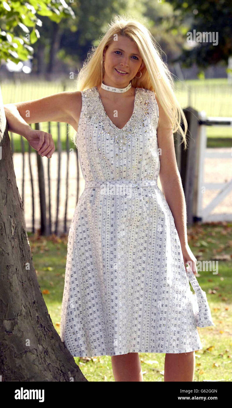 Rachel Jones - modello che si è ridotto a metà delle sue dimensioni - indossa il primo abito termoretraibile al mondo fuori della sede centrale del Duke of York a Londra durante la settimana della moda di Londra. *....disegnato da Andrea Turner, il vestito che si restringe man mano che perdi peso è il secondo nella sua collezione Eat Me, drink Me - il primo è stato il primo abito commestibile del mondo. Foto Stock