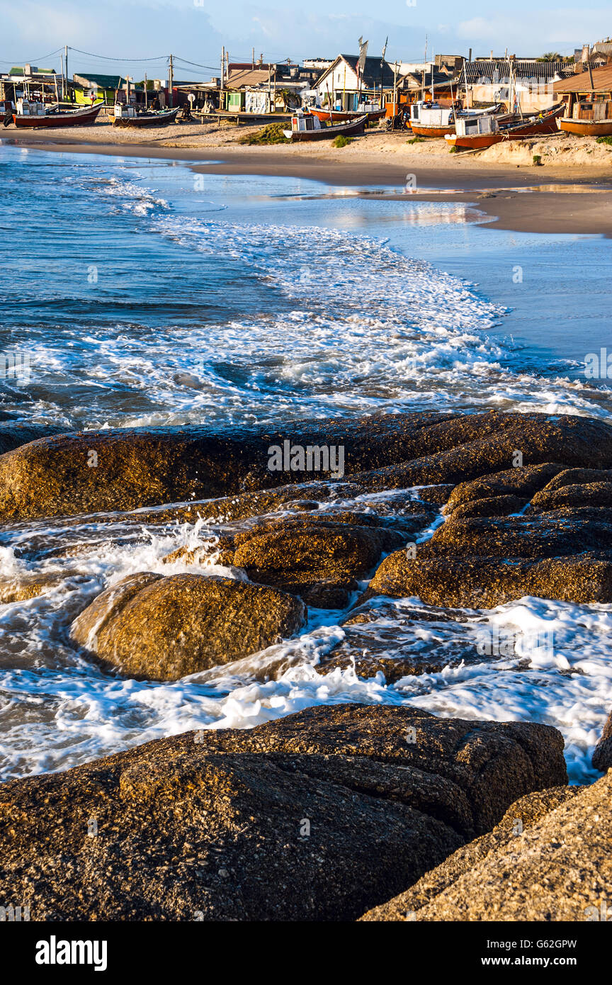 Punta del Diablo Beach, popolare località turistica e Fisherman's place in Uruguay Coast Foto Stock