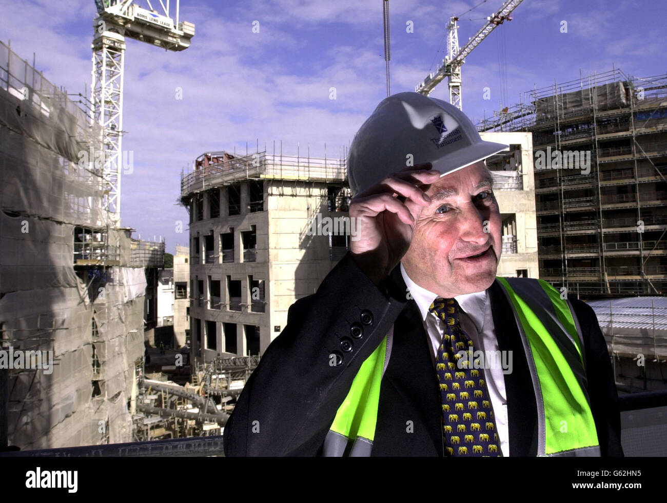 Il presidente del Parlamento scozzese Sir David Steel è il punto di vista del lavoro svolto nella lobby pubblica principale presso il sito del nuovo edificio del Parlamento di Holyrood, Edimburgo. Foto Stock