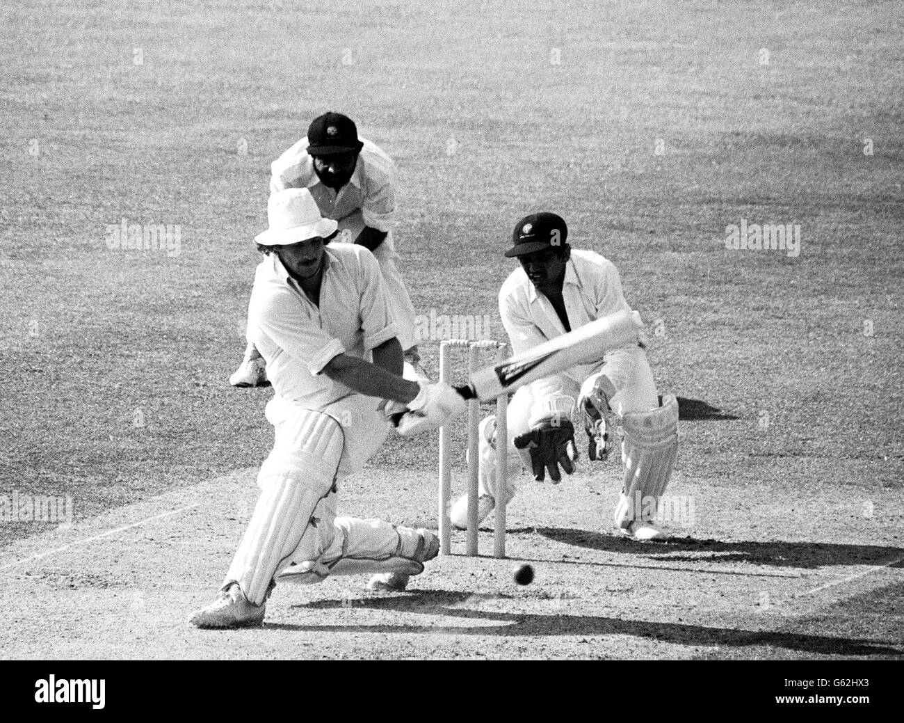 L'inglese Ian Botham spazza una consegna dal Bishen Bodi indiano al confine a Oval per completare il doppio test più veloce di 1000 corse e 100 wickets in 21 test durante il gioco il primo giorno del quarto e ultimo test. Foto Stock