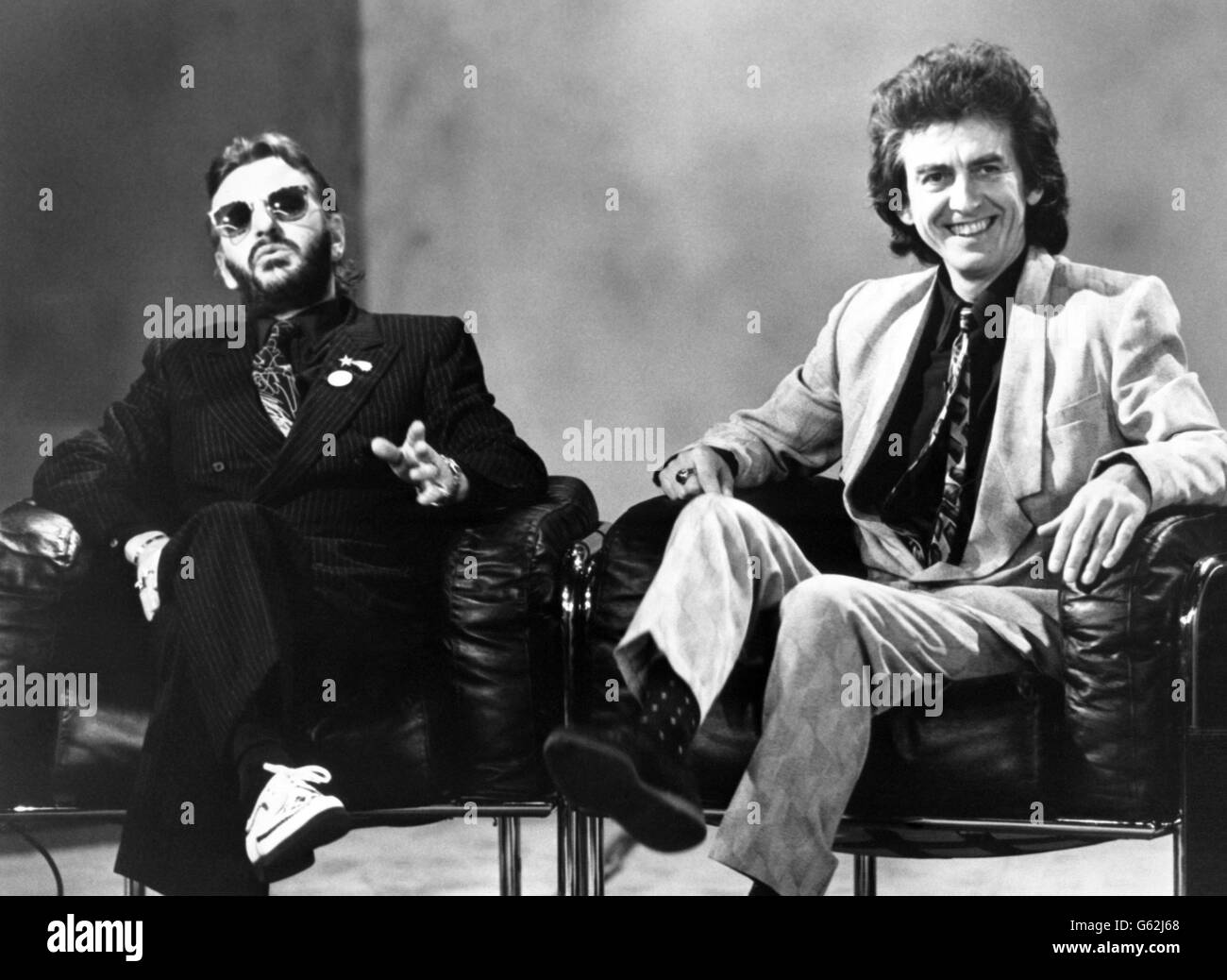 Ringo Starr e George Harrison fanno la loro prima apparizione televisiva insieme dopo la divisione dei Beatles, su Aspel & Company di LWT. Foto Stock Ringo Starr e George Harrison fanno la loro prima apparizione televisiva insieme dopo la divisione dei Beatles, su Aspel & Company di LWT. Foto Stock