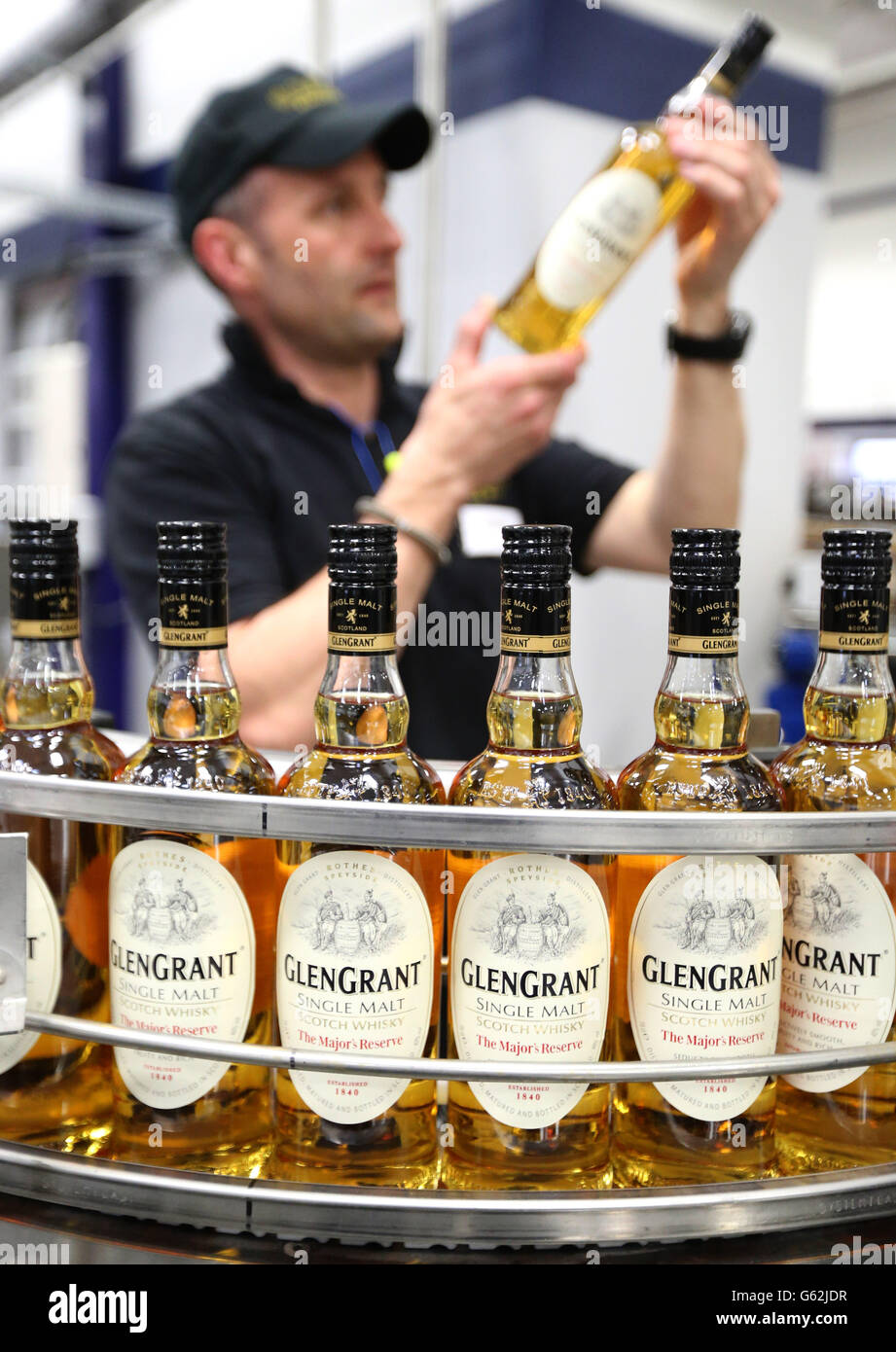 Una bottiglia di whisky Glen Grant sulla linea di imbottigliamento è vista presso il nuovo stabilimento di imbottigliamento Glen Grant presso la distilleria Glen Grant, ufficialmente aperta dal Principe di Galles, conosciuto come il Duca di Rothesay quando si trova oggi in Scozia. Foto Stock