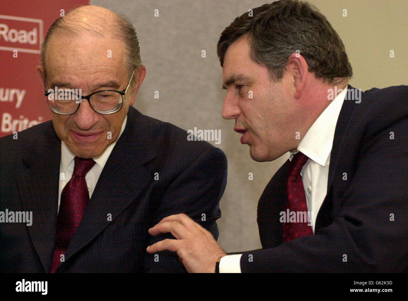 Il cancelliere britannico Gordon Brown parla con il dottor Alan Greenspan, a sinistra, presidente della Federal Reserve Board degli Stati Uniti, che ha ufficialmente aperto il nuovo edificio del Tesoro a Whitehall. *...gli uffici open space modernizzati e rinnovati uniranno tutto il personale del Tesoro nello stesso edificio per la prima volta in oltre 50 anni. Foto Stock