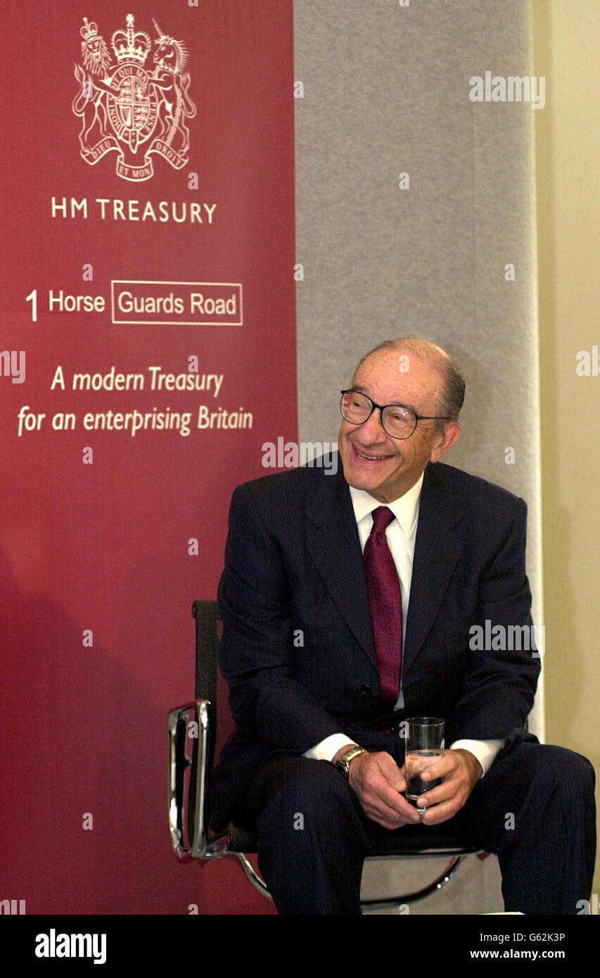 Il dottor Alan Greenspan, presidente della Federal Reserve Board degli Stati Uniti, all'apertura ufficiale del nuovo edificio del Tesoro a Whitehall. *..le sistemazioni modernizzate e rinnovate per uffici open space uniranno tutto il personale del Tesoro nello stesso edificio per la prima volta in oltre 50 anni. 26/09/02 Dottor Alan Greenspan, Presidente del Consiglio della Federal Reserve degli Stati Uniti. Il presidente della Federal Reserve Alan Greenspan è stato oggi a Balmoral, negli Highlands scozzesi, e ha ricevuto dalla Regina un onorario cavaliere. L'onore, raccomandato dal Ministero degli Affari Esteri e approvato dalla Foto Stock