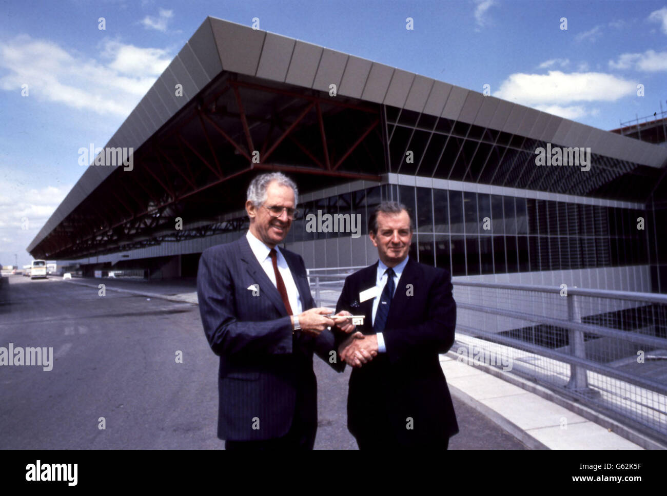 Sir Norman Payne (a destra) presidente della British airports Authority che ha ricevuto una chiave simbolica per il nuovo edificio del Terminal Four da Frank Gibb, presidente degli appaltatori di edifici Taylor Woodrow, dove ha ufficialmente consegnato il terminal. Foto Stock