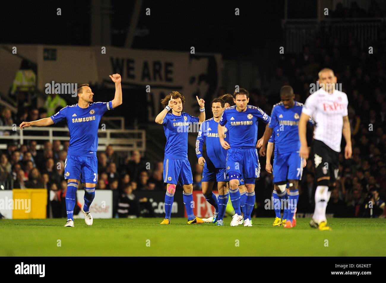 Calcio - Barclays Premier League - Fulham / Chelsea - Craven Cottage. David Luiz di Chelsea (seconda a sinistra) festeggia il suo primo obiettivo del gioco mentre Mladen Petric di Fulham (destra) si alza abbattuto Foto Stock