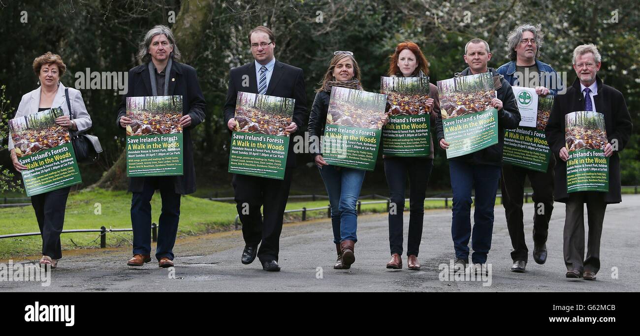 Gli attivisti contro la vendita della foresta pubblica irlandese a St Stephen's Green, Dublino a una fotocall per annunciare i dettagli di "Una passeggiata nei boschi" la prossima settimana di domenica 28 aprile ad Avondale Forest Park Co. Wicklow. Foto Stock