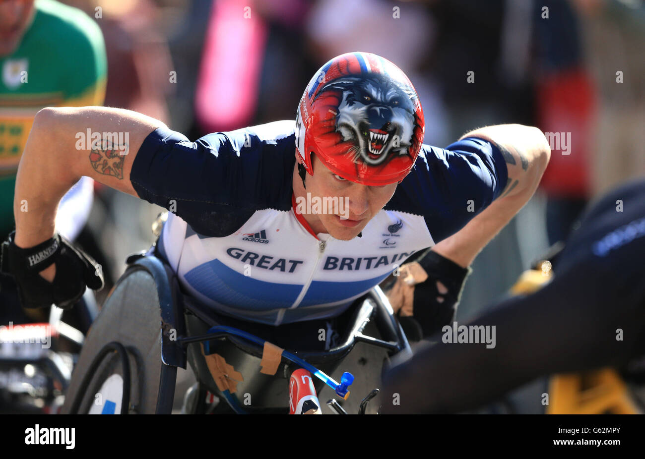 David Weir in the Mens, gara di sedia a rotelle durante la Virgin London Marathon a Londra. Foto Stock