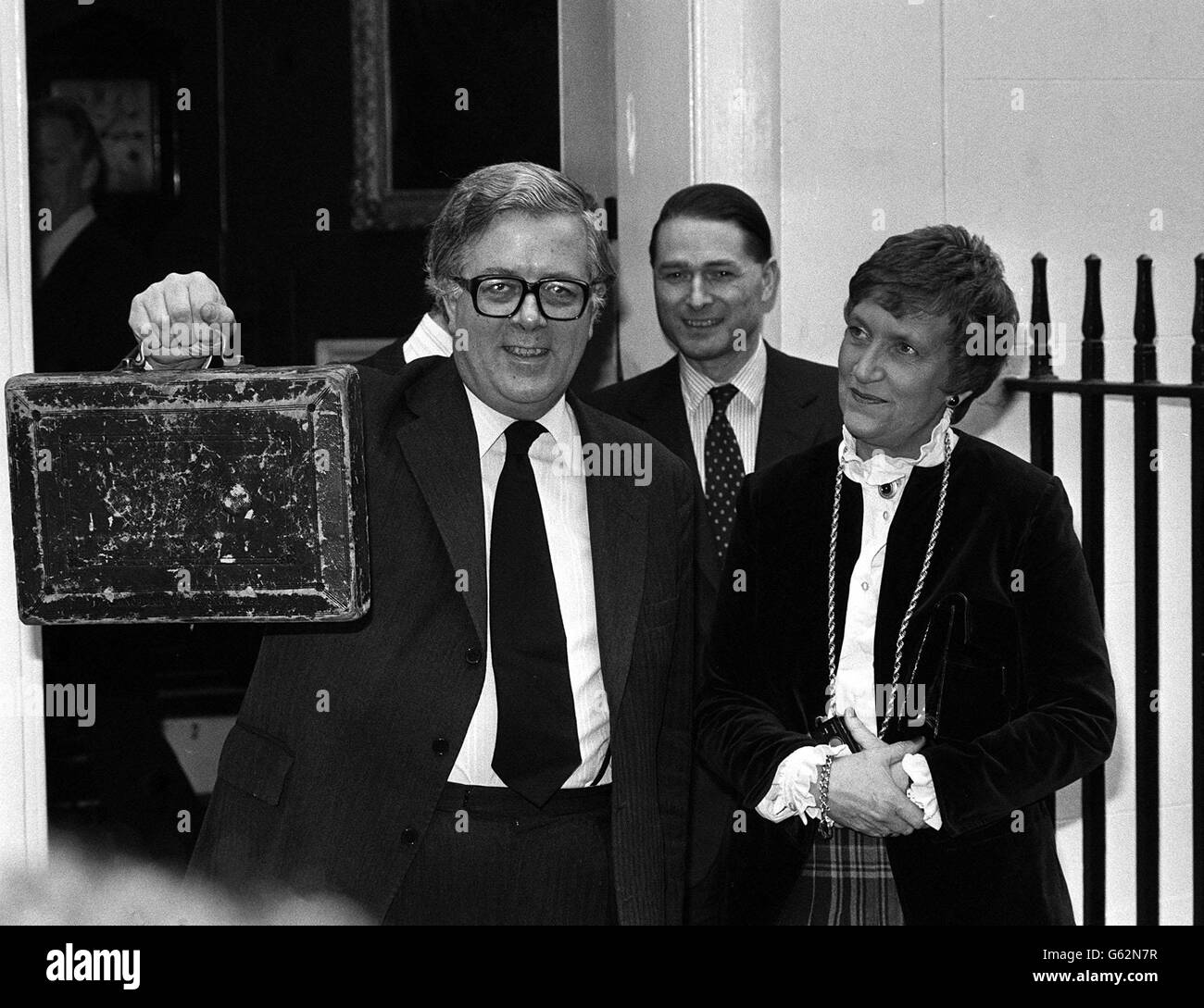 Sir Geoffrey Howe con budget. Sir Geoffrey Howe con il budget box. Foto Stock Sir Geoffrey Howe con budget. Sir Geoffrey Howe con il budget box. Foto Stock