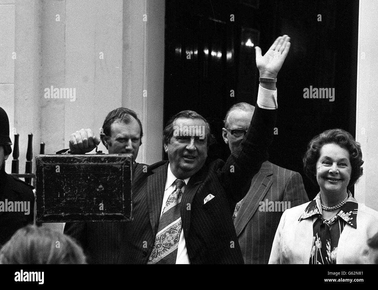 Denis Healey presenta bilancio Foto Stock