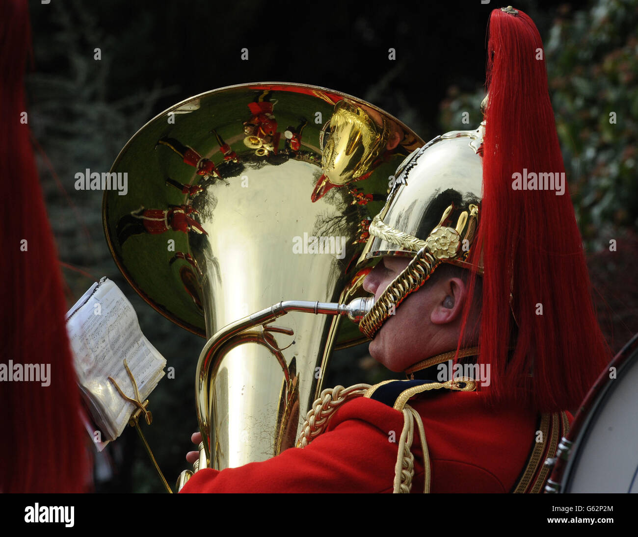 Membro della Heavy Cavallry e della Cambrai Band che suonano nei Museum Gardens di York, durante la cerimonia di saluto reale per commemorare l'87esimo compleanno della Regina Elisabetta II. Foto Stock