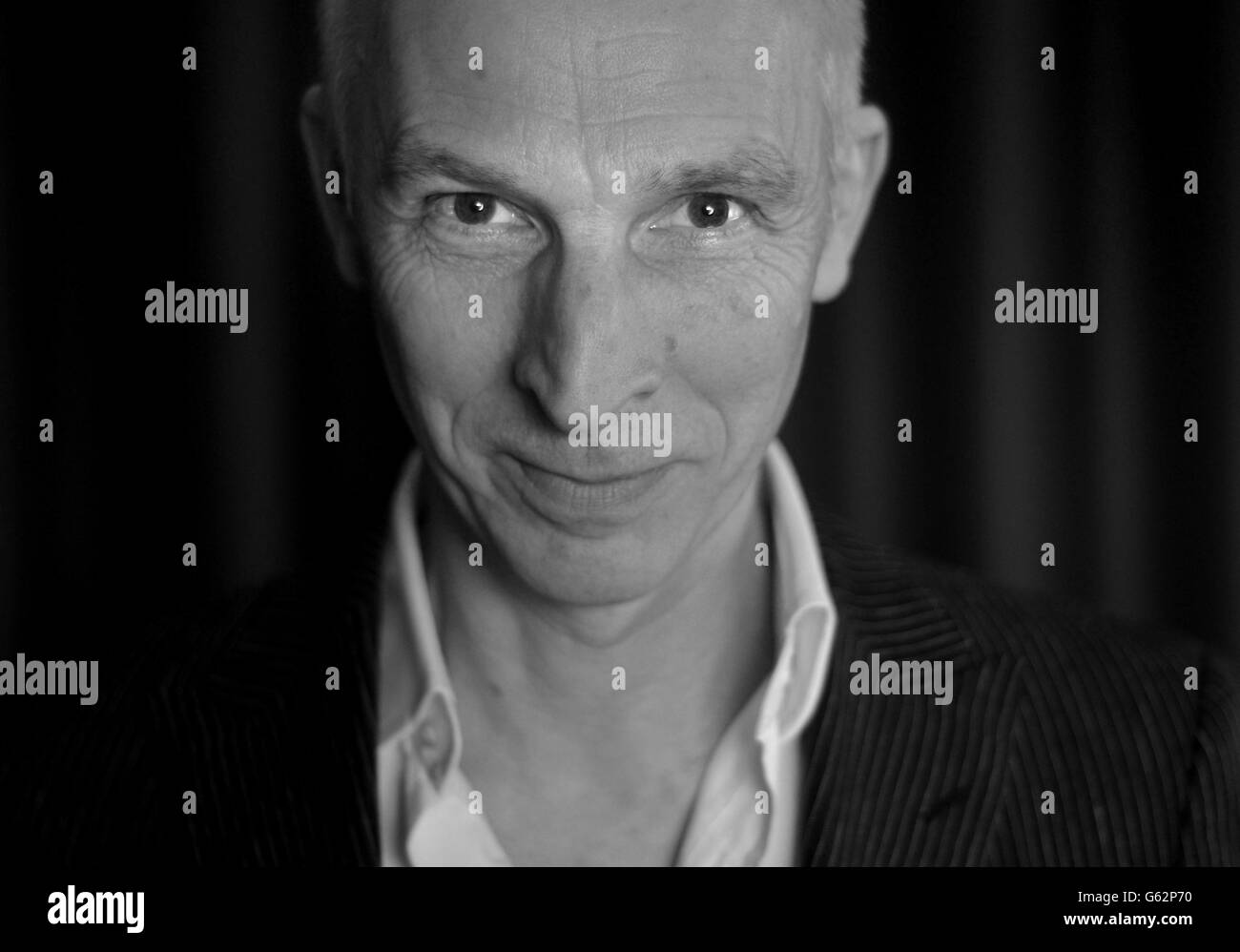 Rupert Thomson si pone durante l'evento World Book Night presso il South Bank Center di Londra Foto Stock