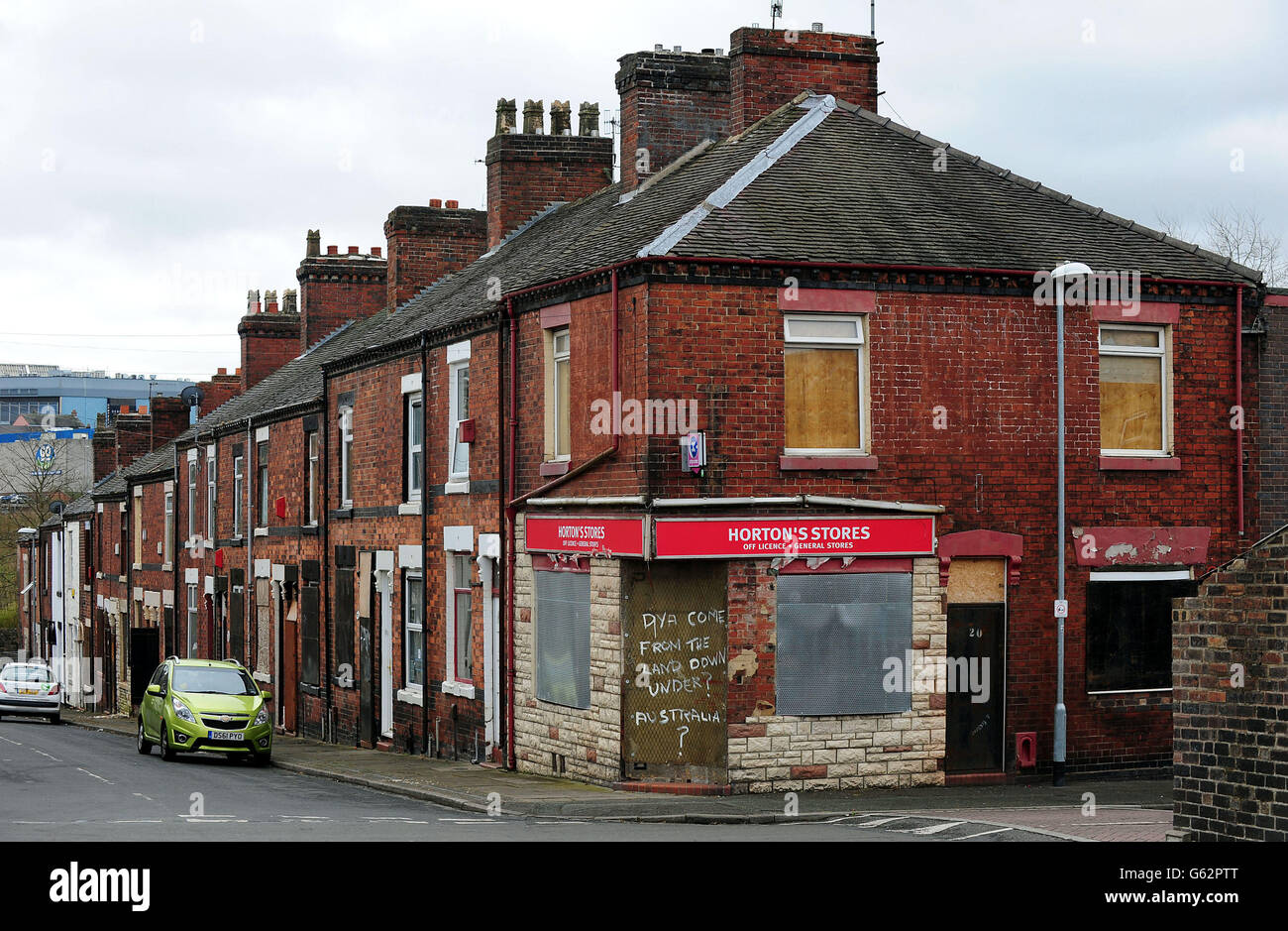 Un negozio imbarcato in una strada dove case derelict nella zona di Cobridge di Stoke-on-Trent, Staffordshire sono in vendita dal consiglio per &libbra;1. Foto Stock